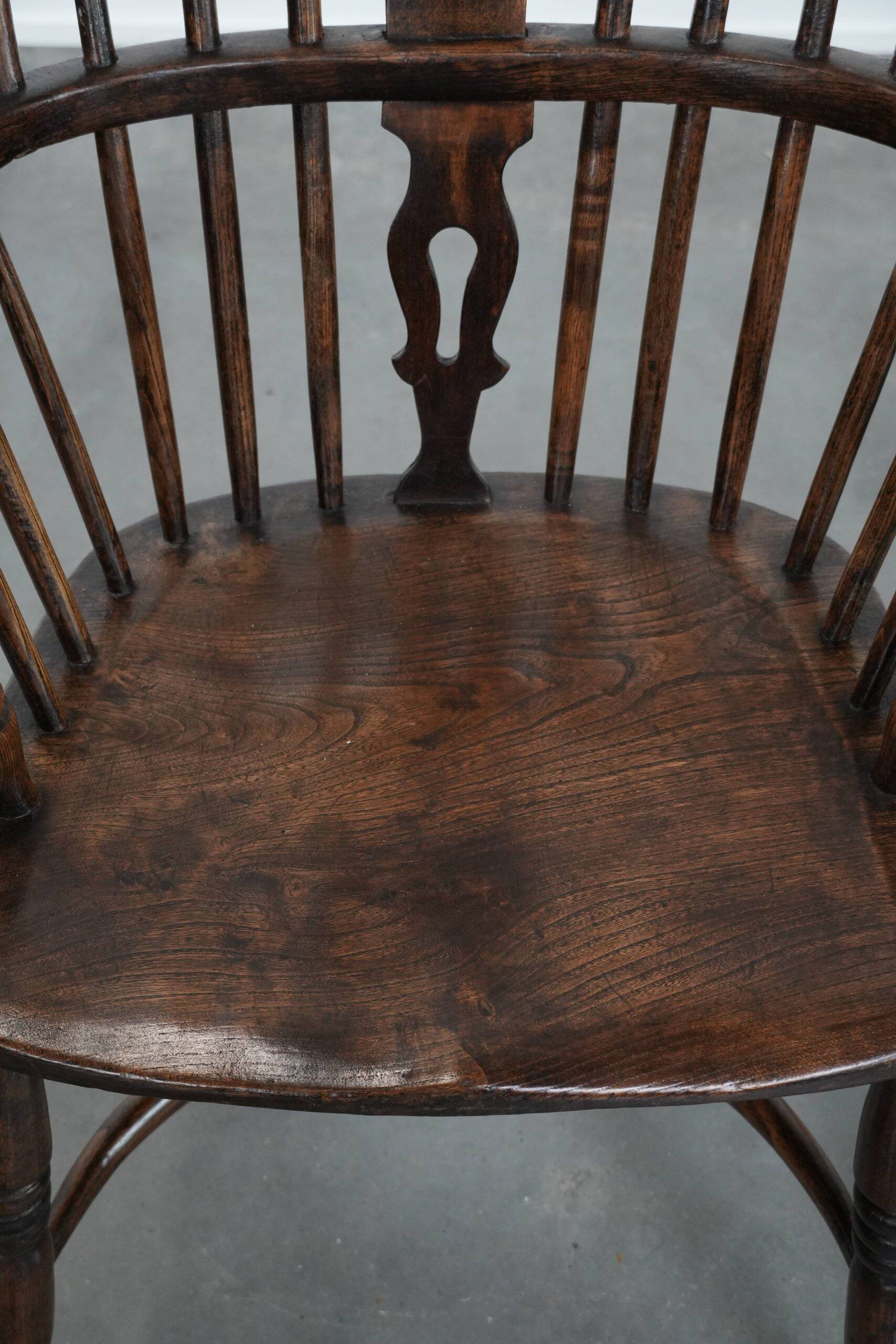 Ensemble ancien de 8 très belles chaises/fauteuils Windsor anglais, avec une belle palette de couleurs et une jolie patine.