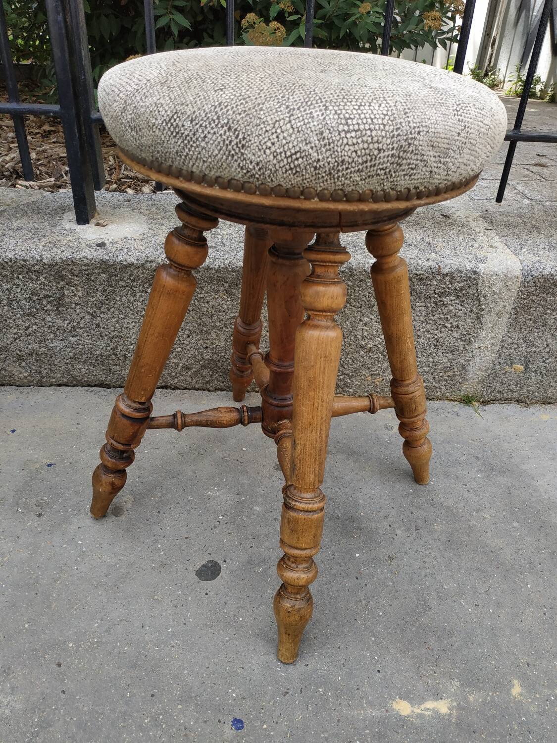 adjustable D Artistes stool