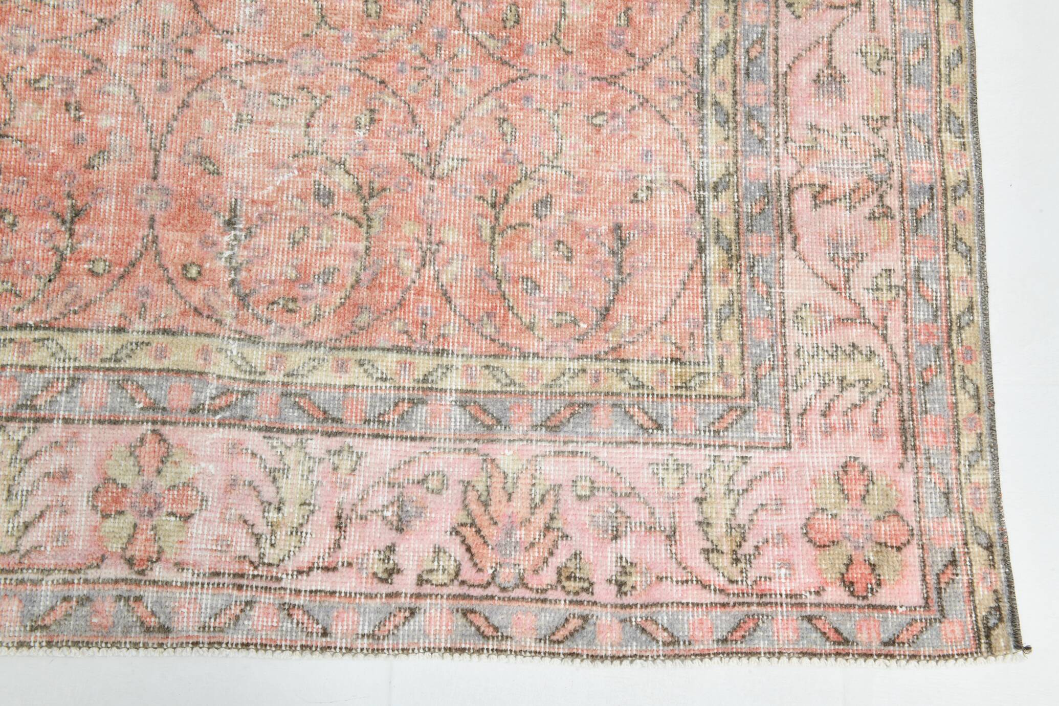 Tapis vintage à décor floral rouge et beige