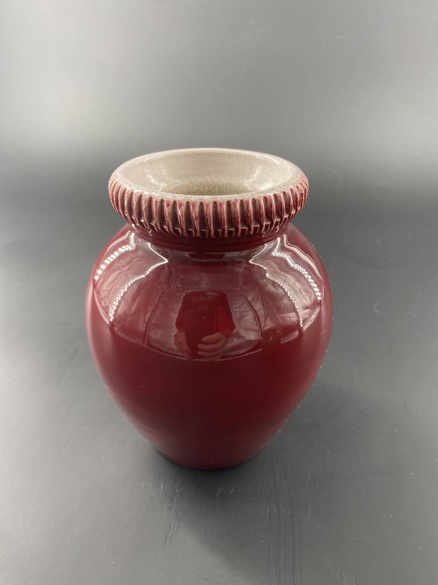 Pol CHAMBOST (1906-1983), Meeting of 2 small ovoid vases with hemmed edges in green/red earthenware