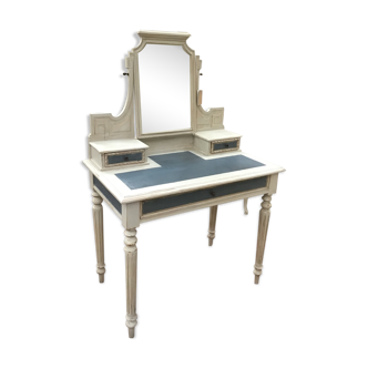 Old dresser with beveled mirror, 'flipping' and 3 drawers