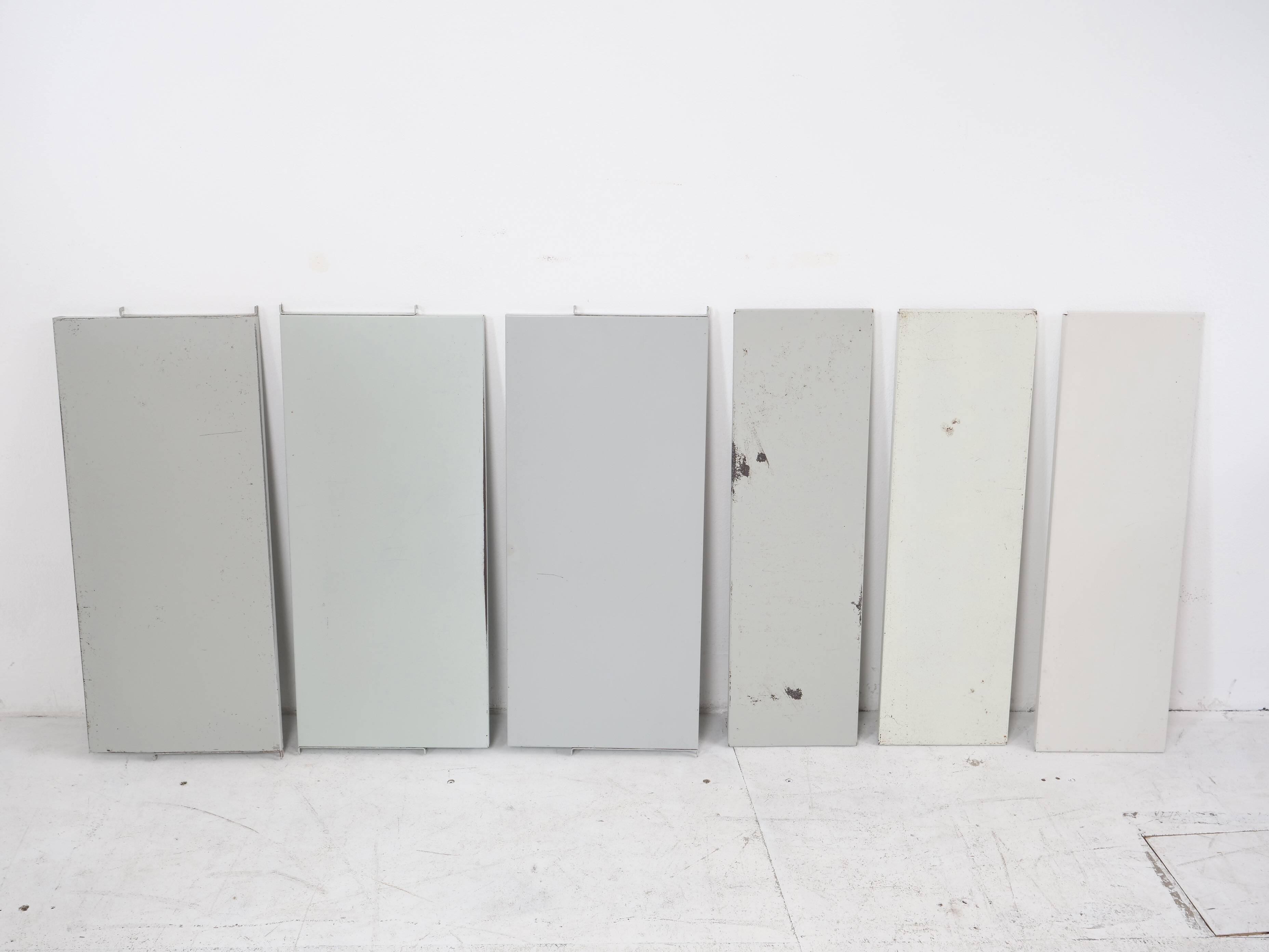 Tomado floor shelf in shades of gray