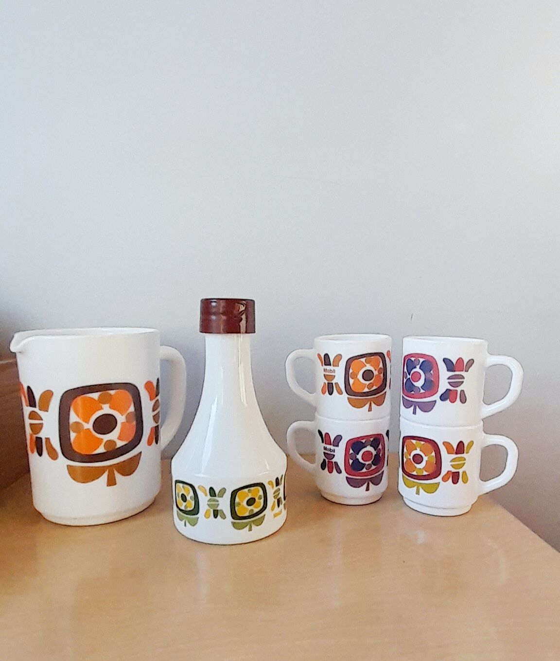 Mobil Arcopal 70s tableware set.