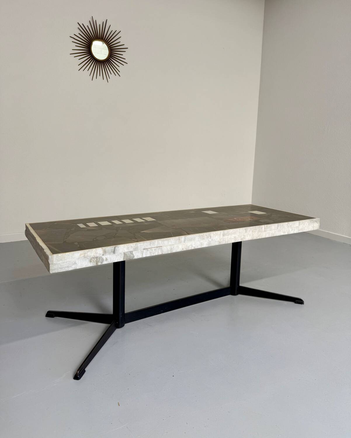 Ancienne table basse en pierre mosaïque design années 70 pied métal vintage