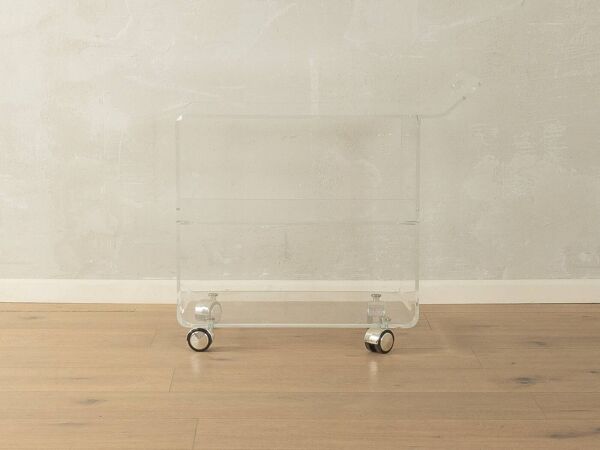 Table d'appoint merveilleuse des années 1960, cadre et étagère de haute qualité en acrylique transparent avec roulettes chromées.