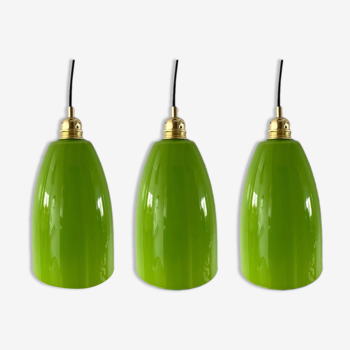 Lot de trois suspensions vert pomme électrifiées à neuf