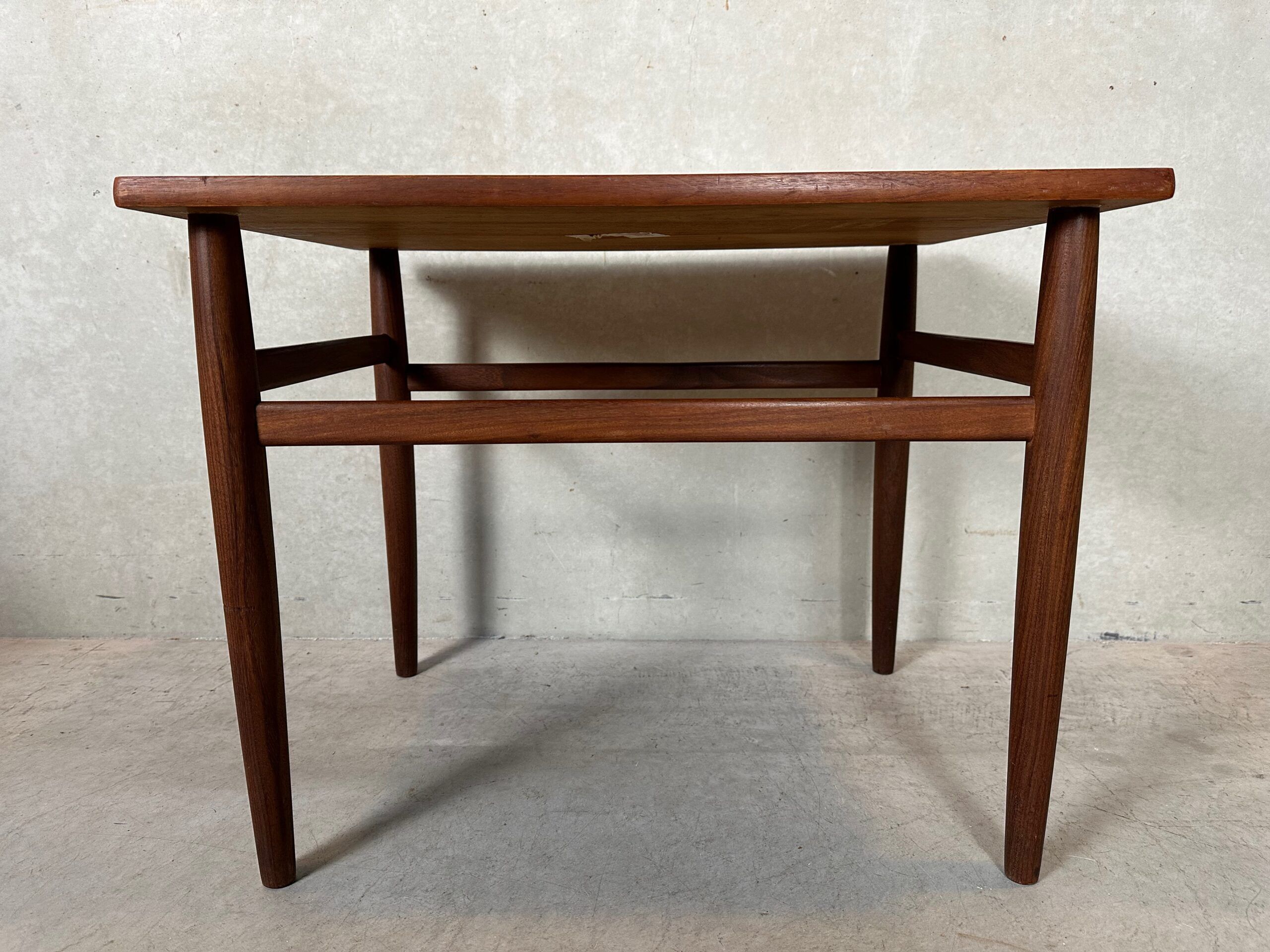 Table d'appoint vintage – Teck – O.M.F.