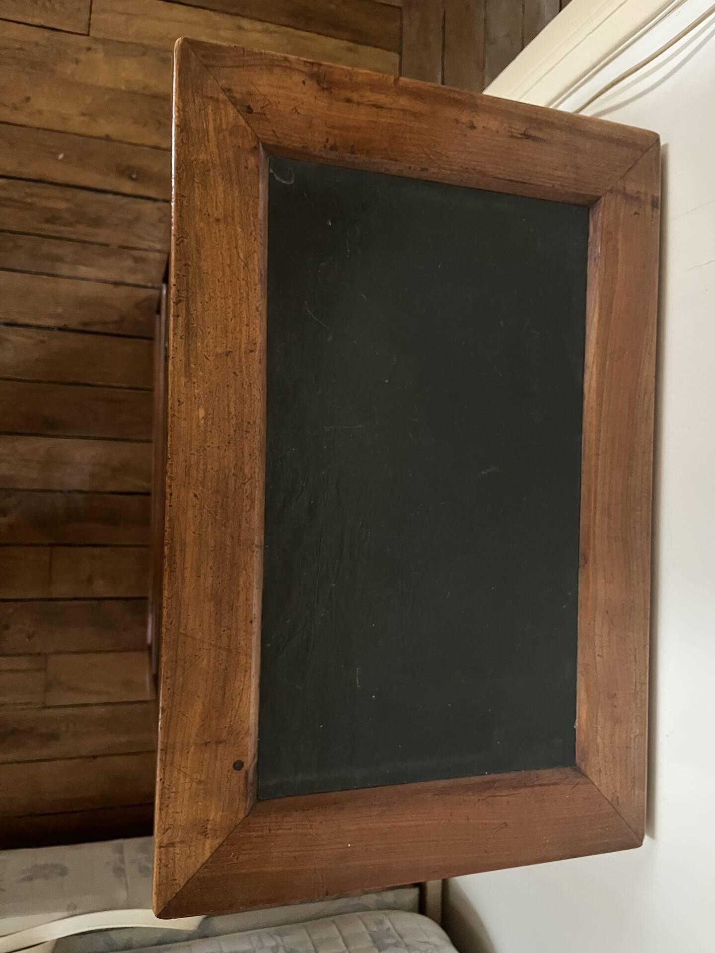 Commode 3 tiroirs en merisier et marbre gris, XIXe siècle