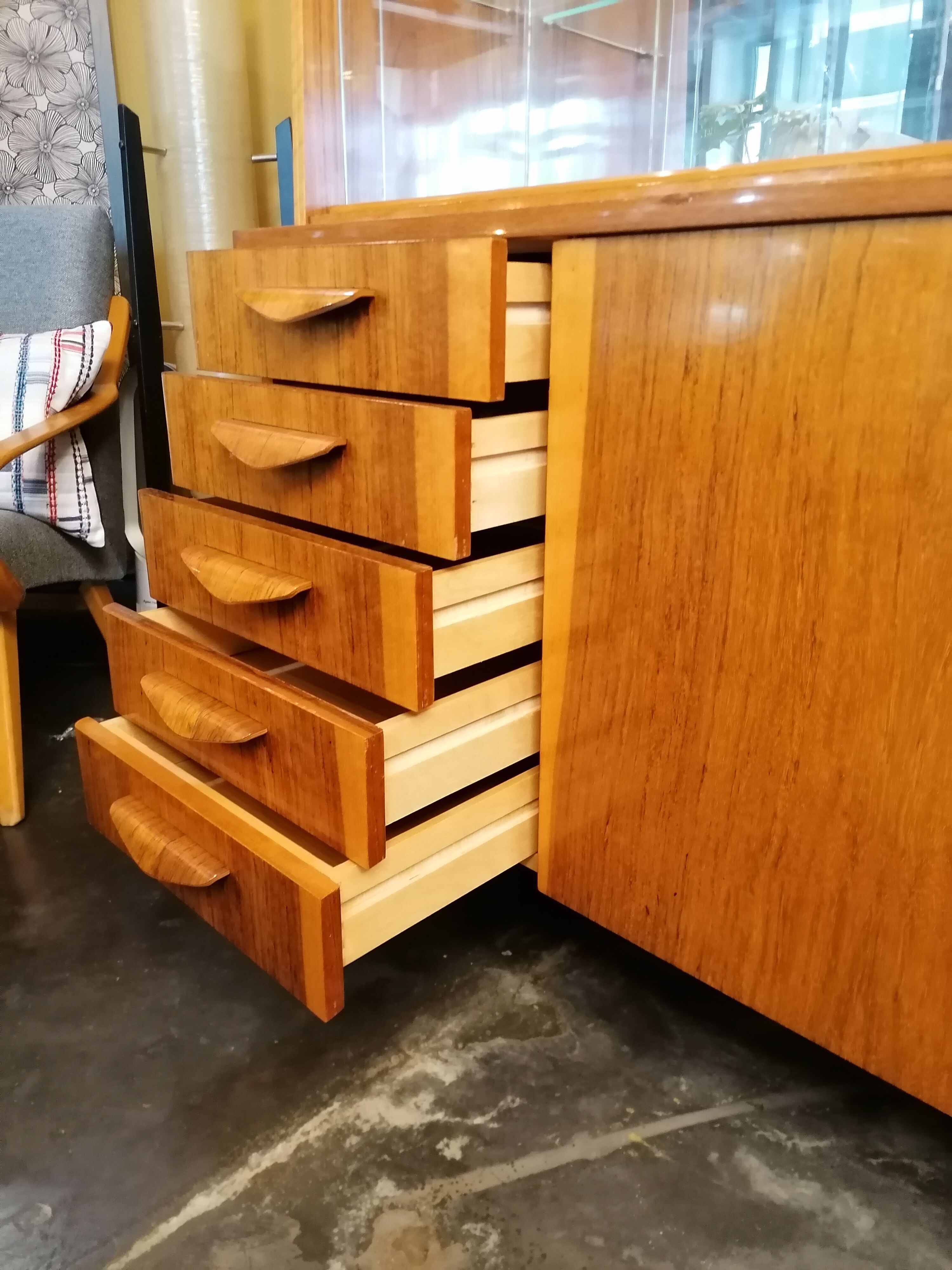 Buffet scandinave vintage en bois, bahut vitrine tchèque, meuble bar années 60