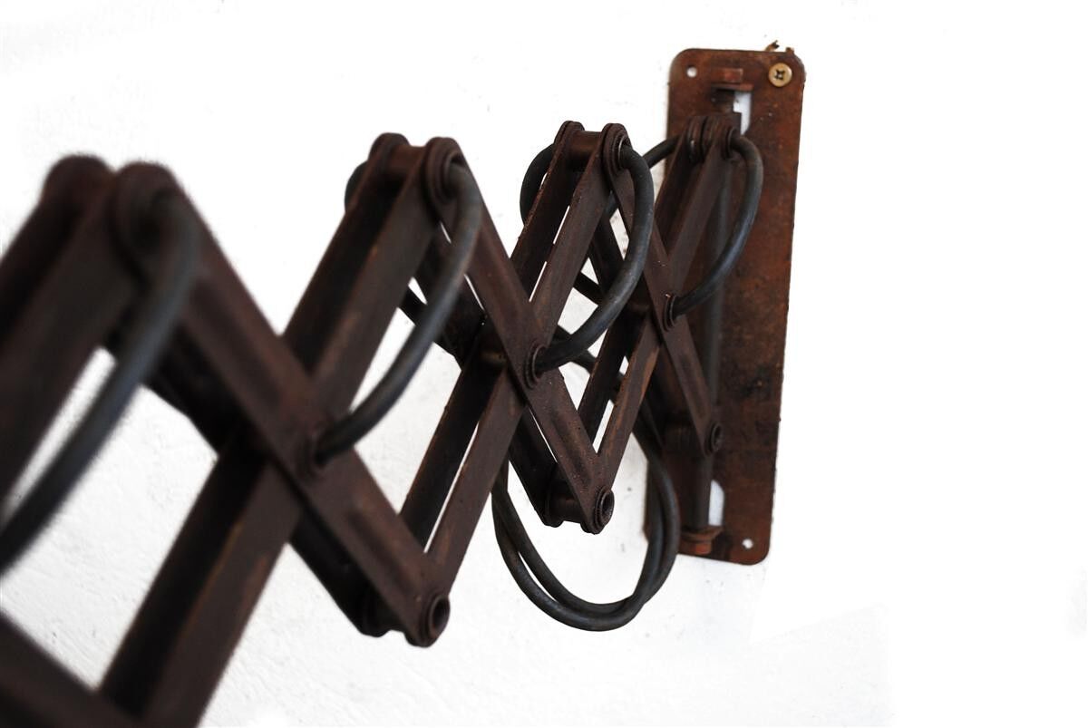 Apply light industrial accordion