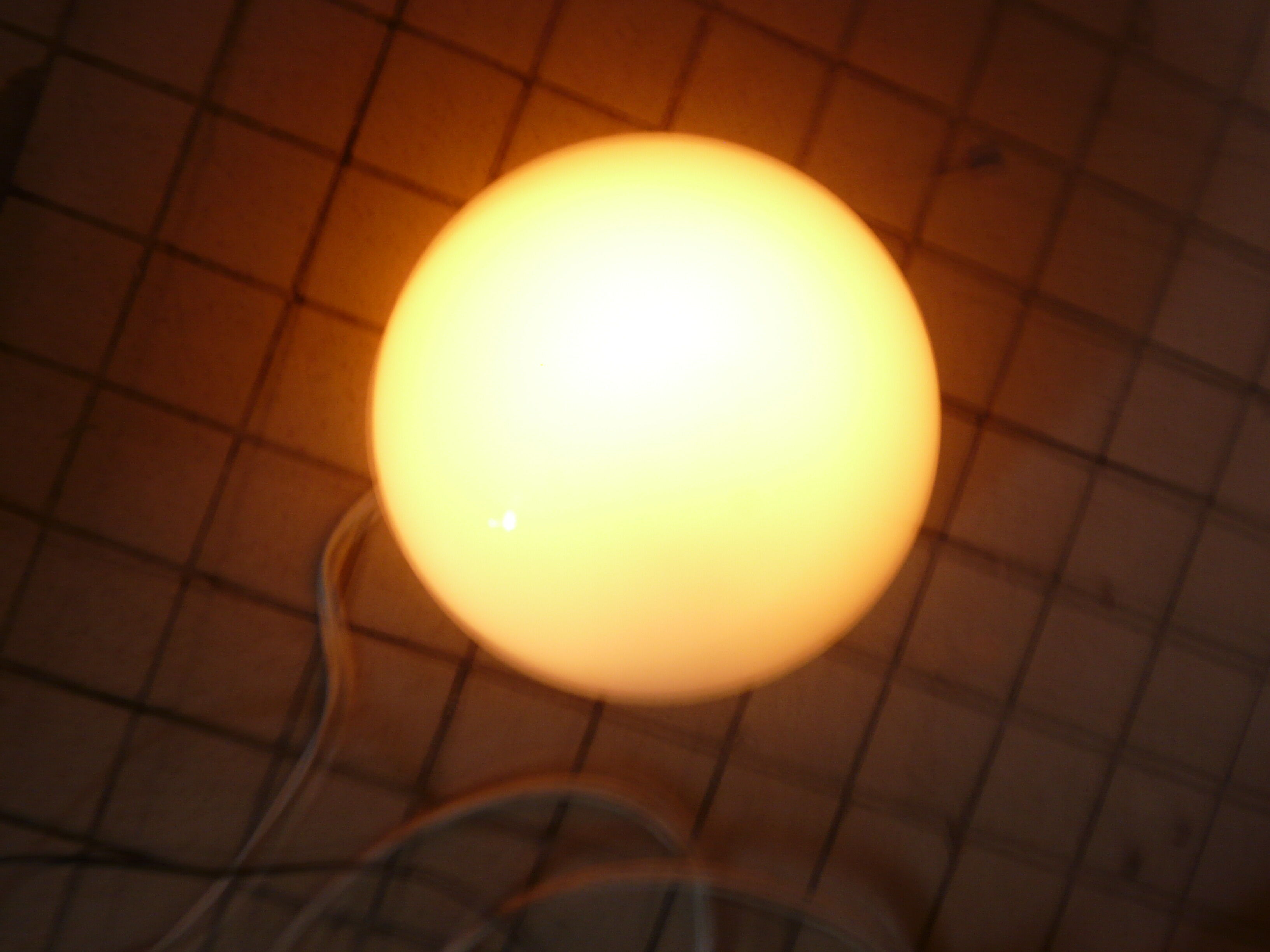 Round globe ceiling lamp in white opaline glass