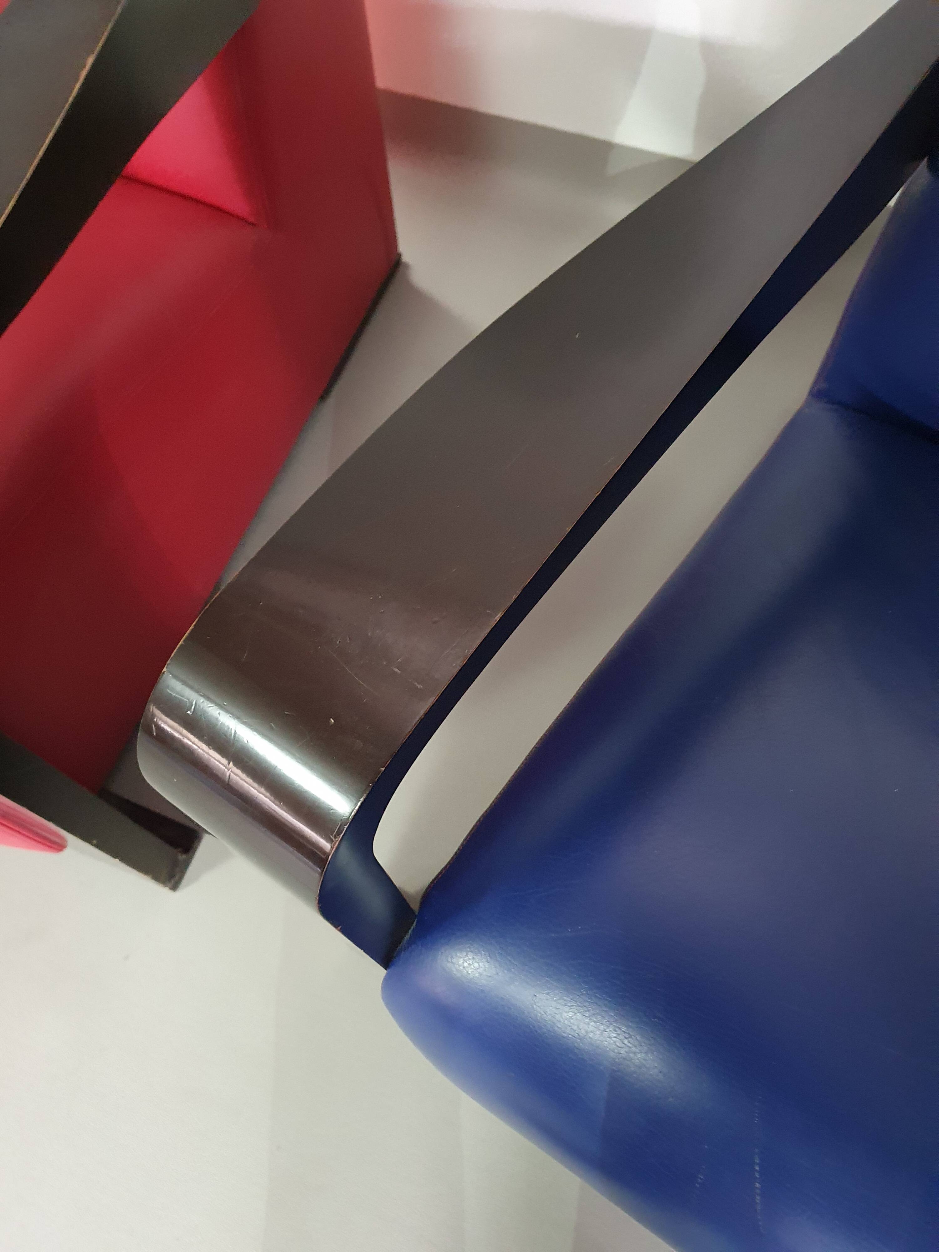 4 x Vintage Ying lounge chairs / fauteuils van Hugues Chevalier,'90. 3 x blue / 1 x red leather