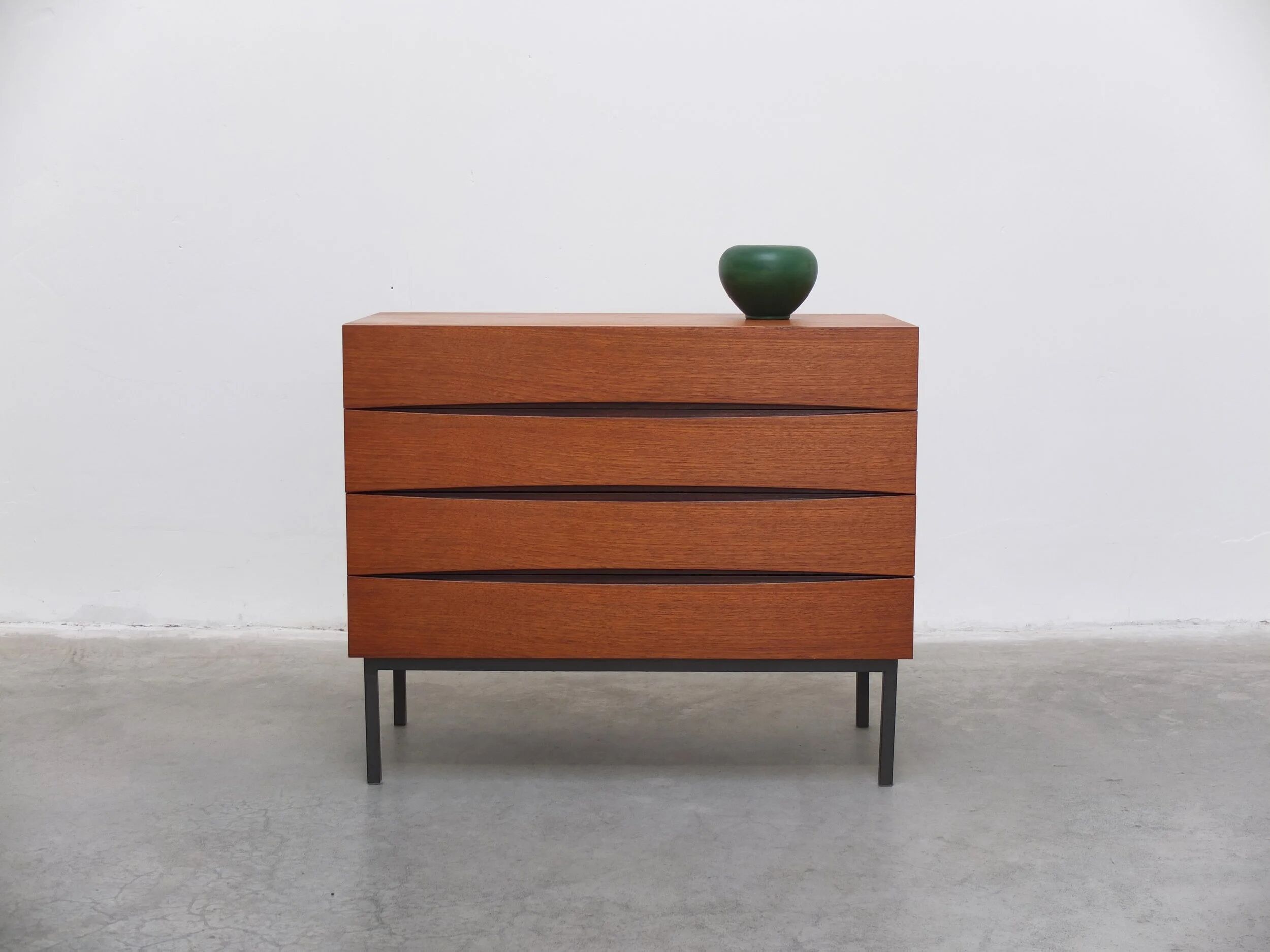 Commode unique dans le style d'Arne Vodder, années 1960.