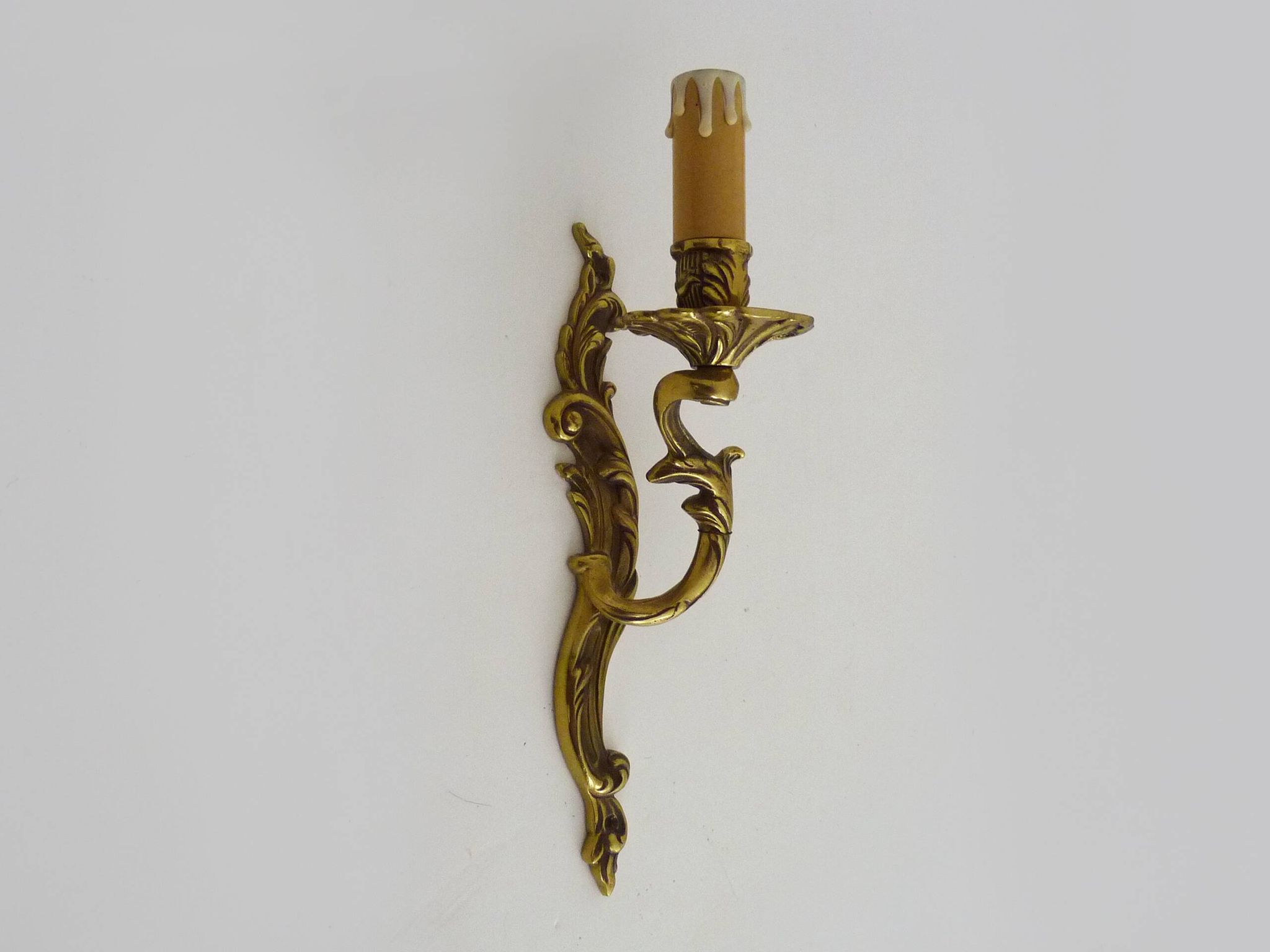 Vintage wall sconce in bronze or brass, acanthus leaf design. 1960s.