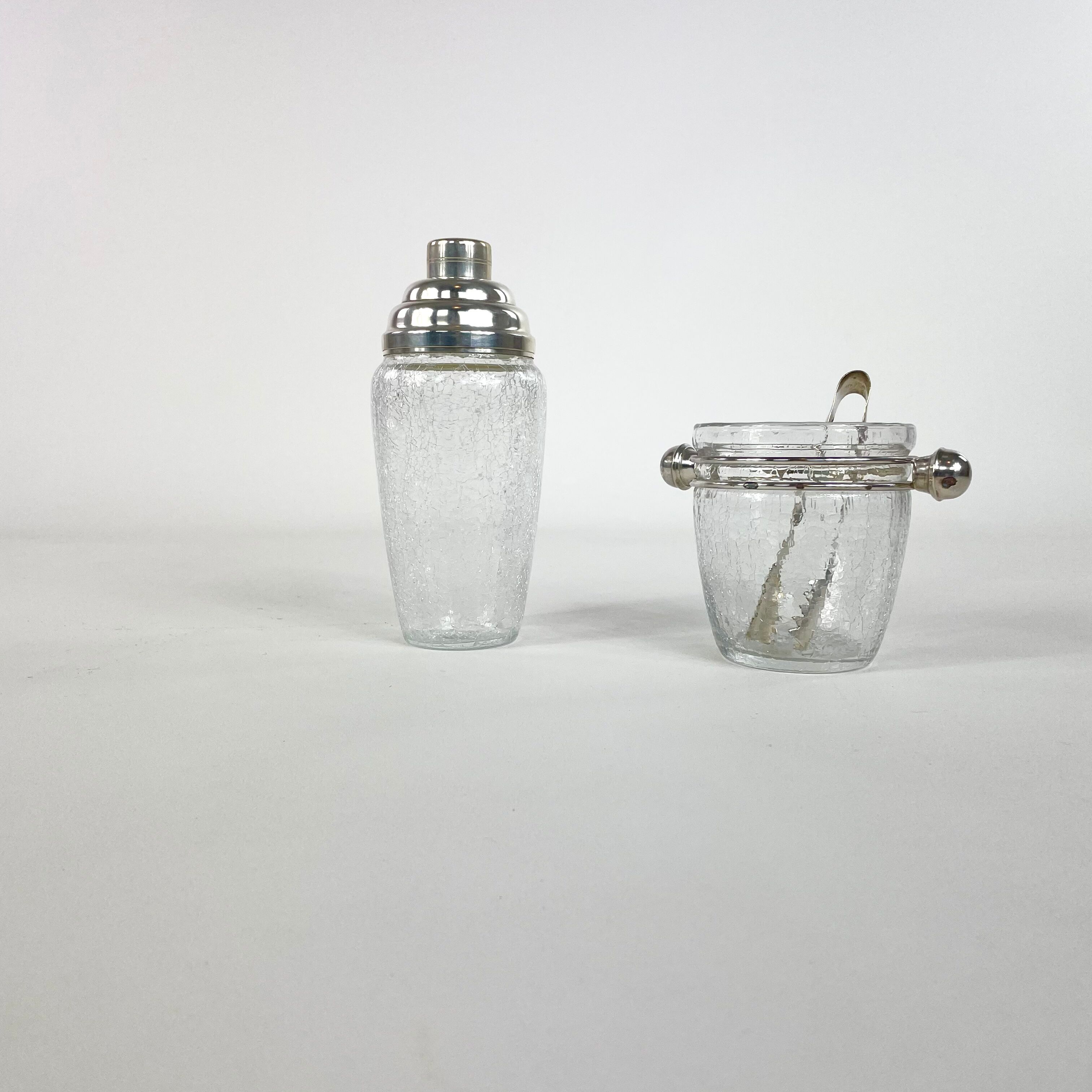 Shaker and ice cube tray in cracked glass mid-century