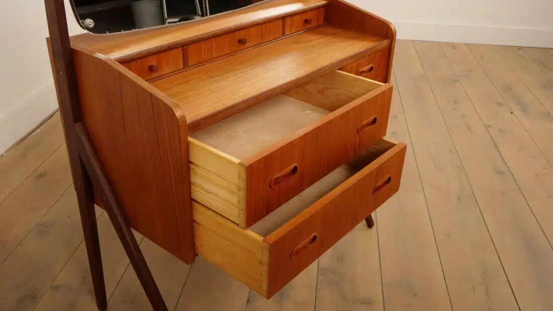 Vintage dressing table | Danish design | Teak