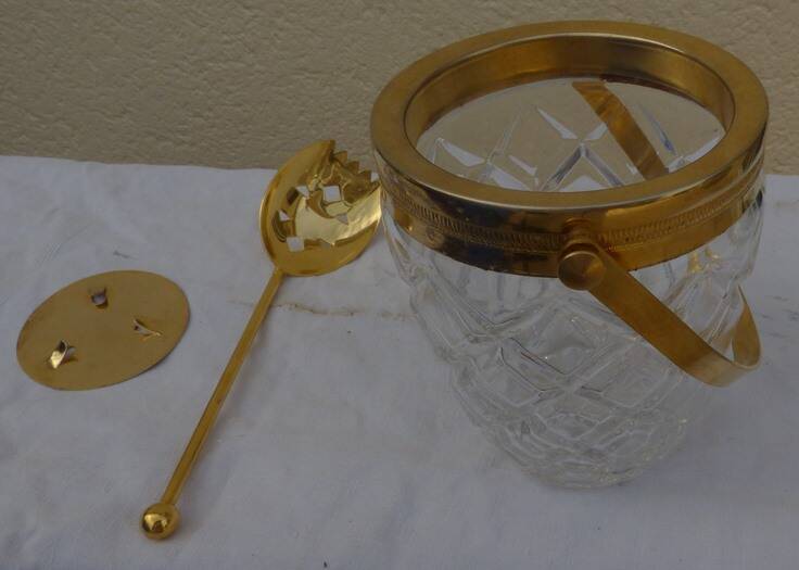 Glass and gold metal ice bucket with its gold metal spoon - Very good condition