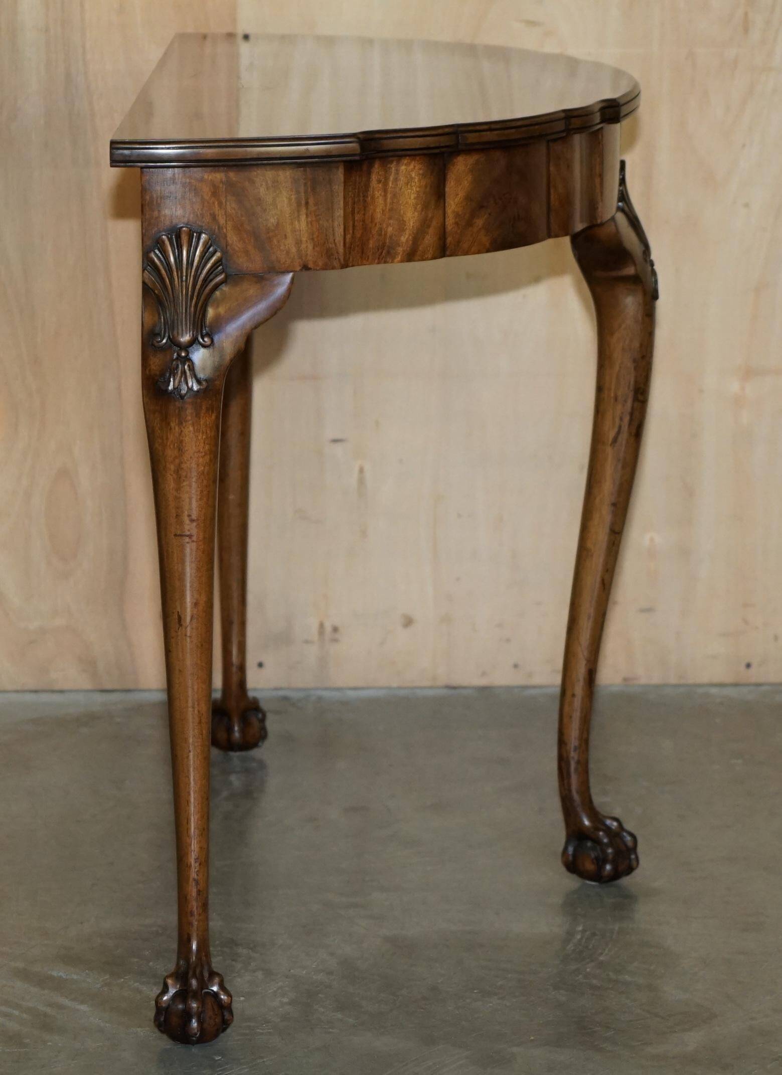 Console half-moon style Thomas Chippendale in flame mahogany.