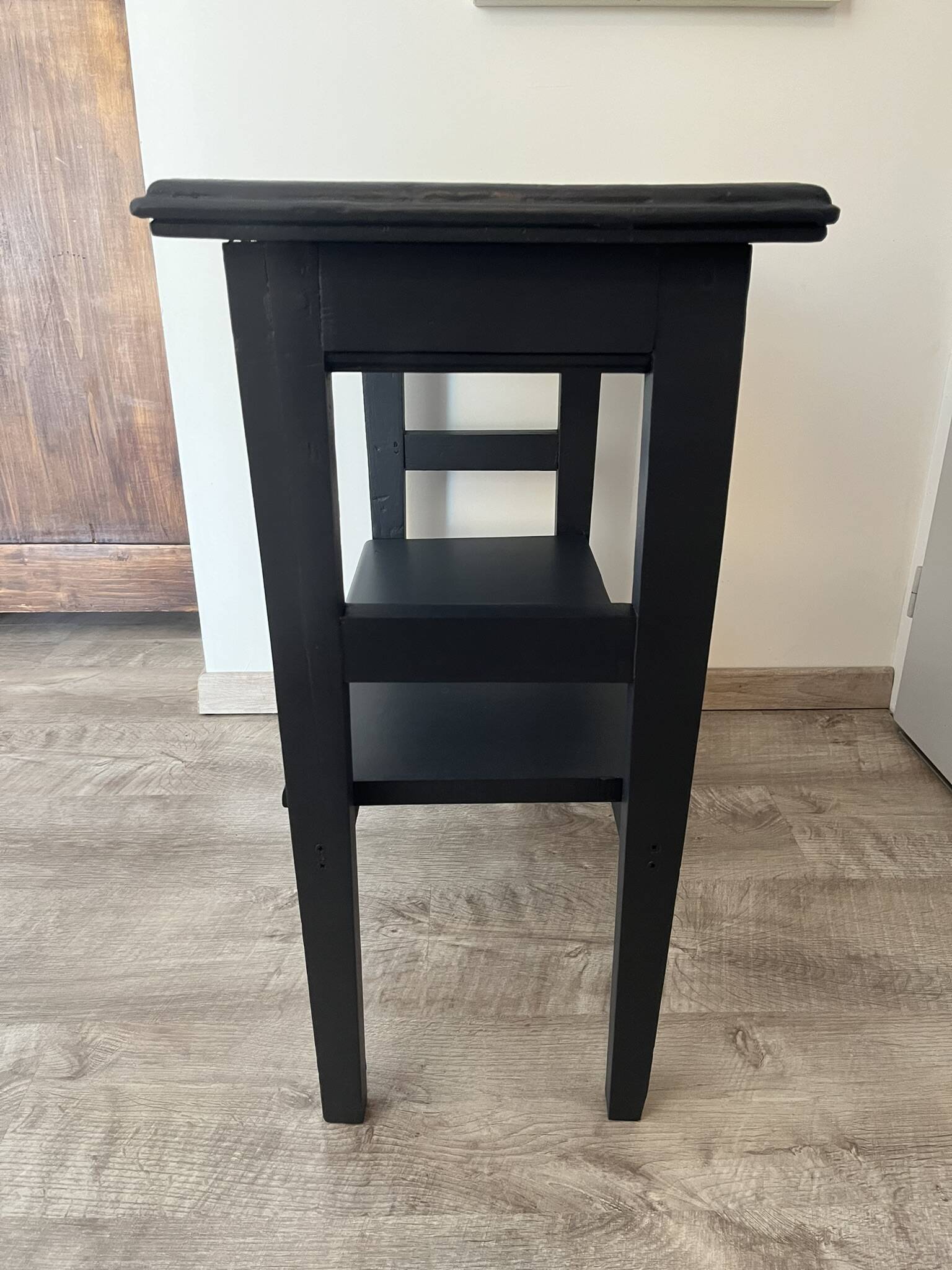 Renovated entrance console – Tailcoat finish