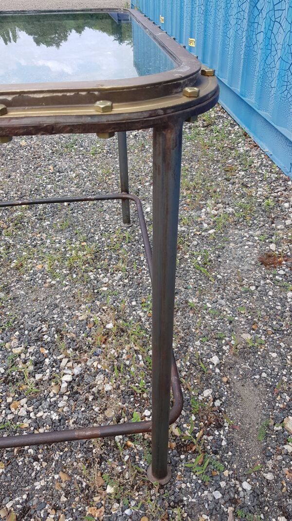 Table avec ancien hublot de bateau en  laiton avec piètement en fer / 110 X 70 X 76 cm