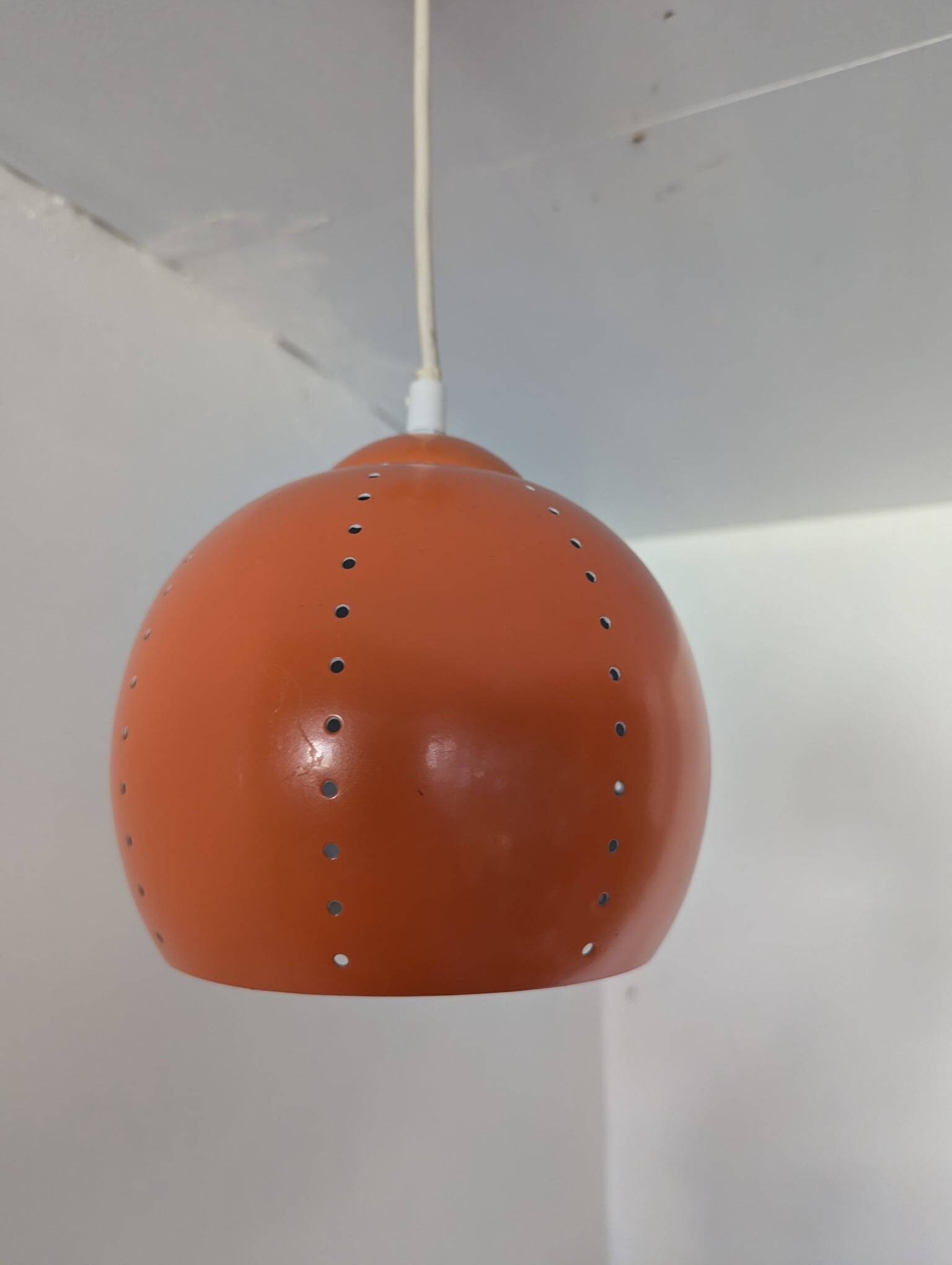 Paire de globes 70's en métal laqué orange.