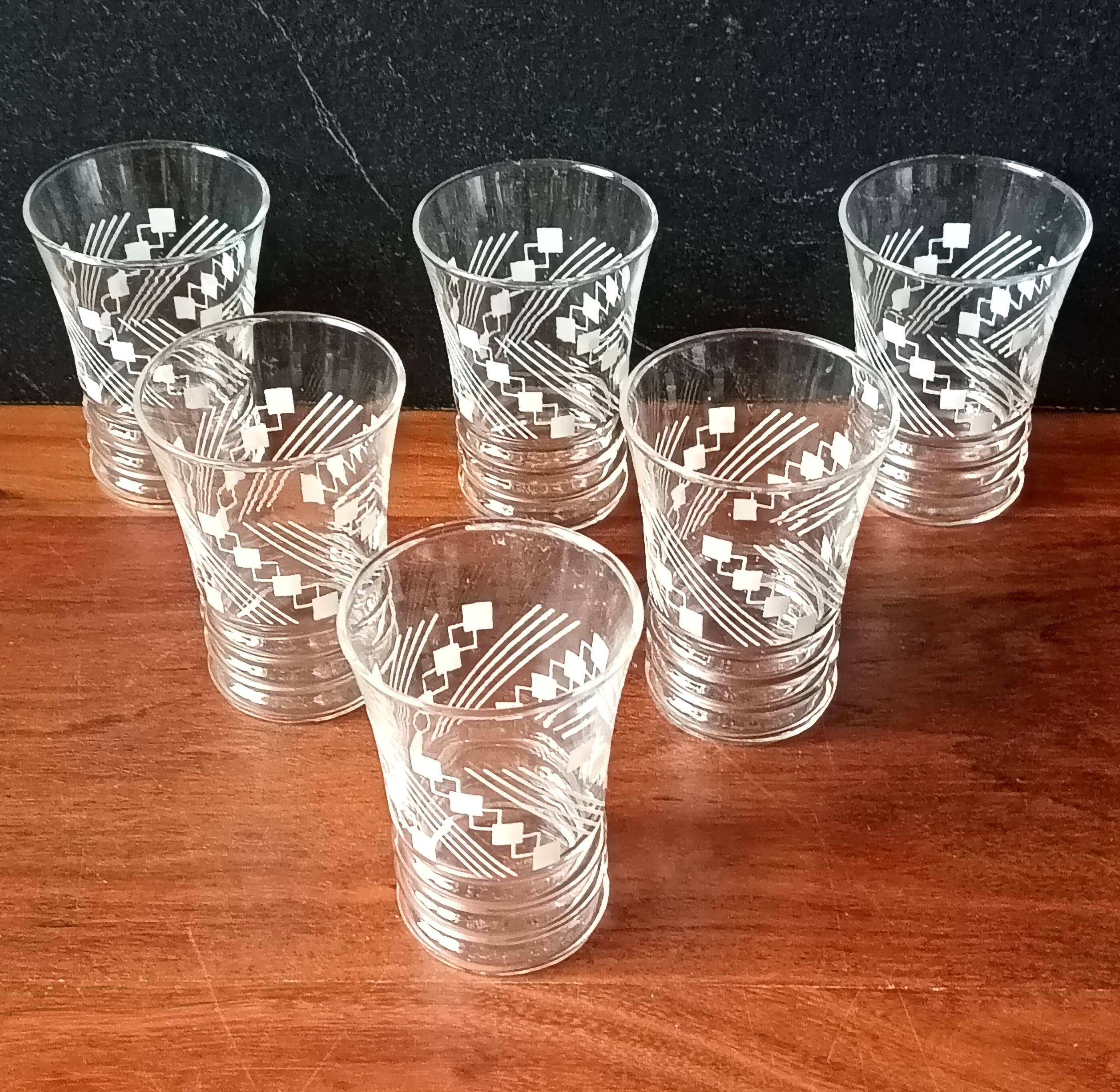 6 glasses 11 cl with vintage 1950 geometric patterns in white, France.