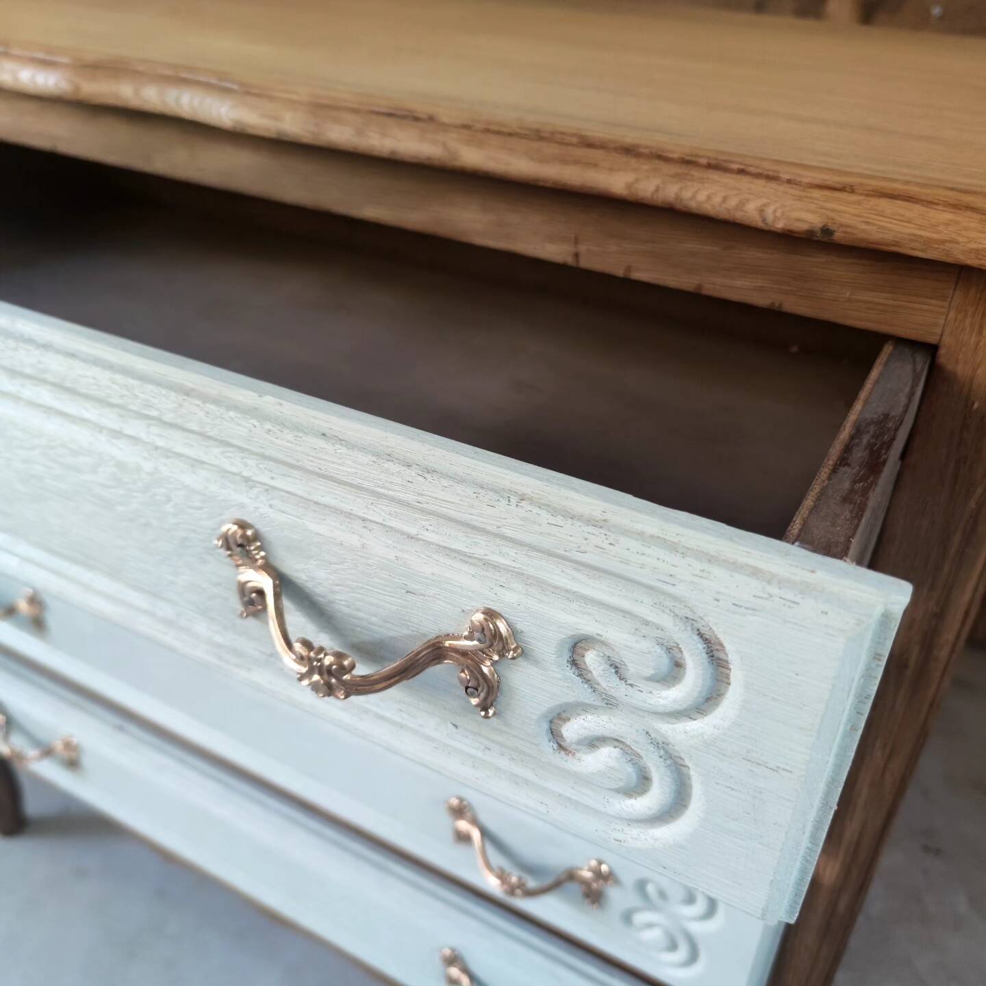 Oak chest of drawers