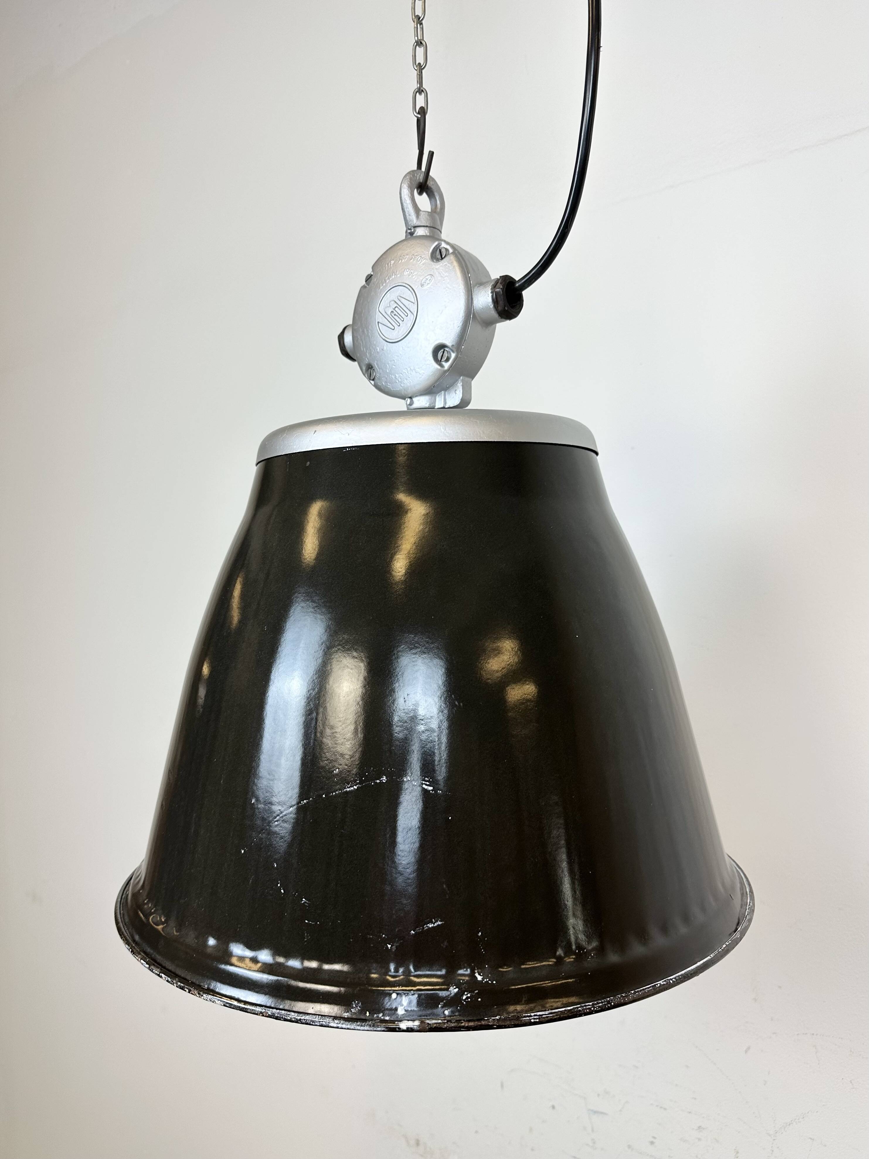 Suspension industrielle en émail noir, 1960s