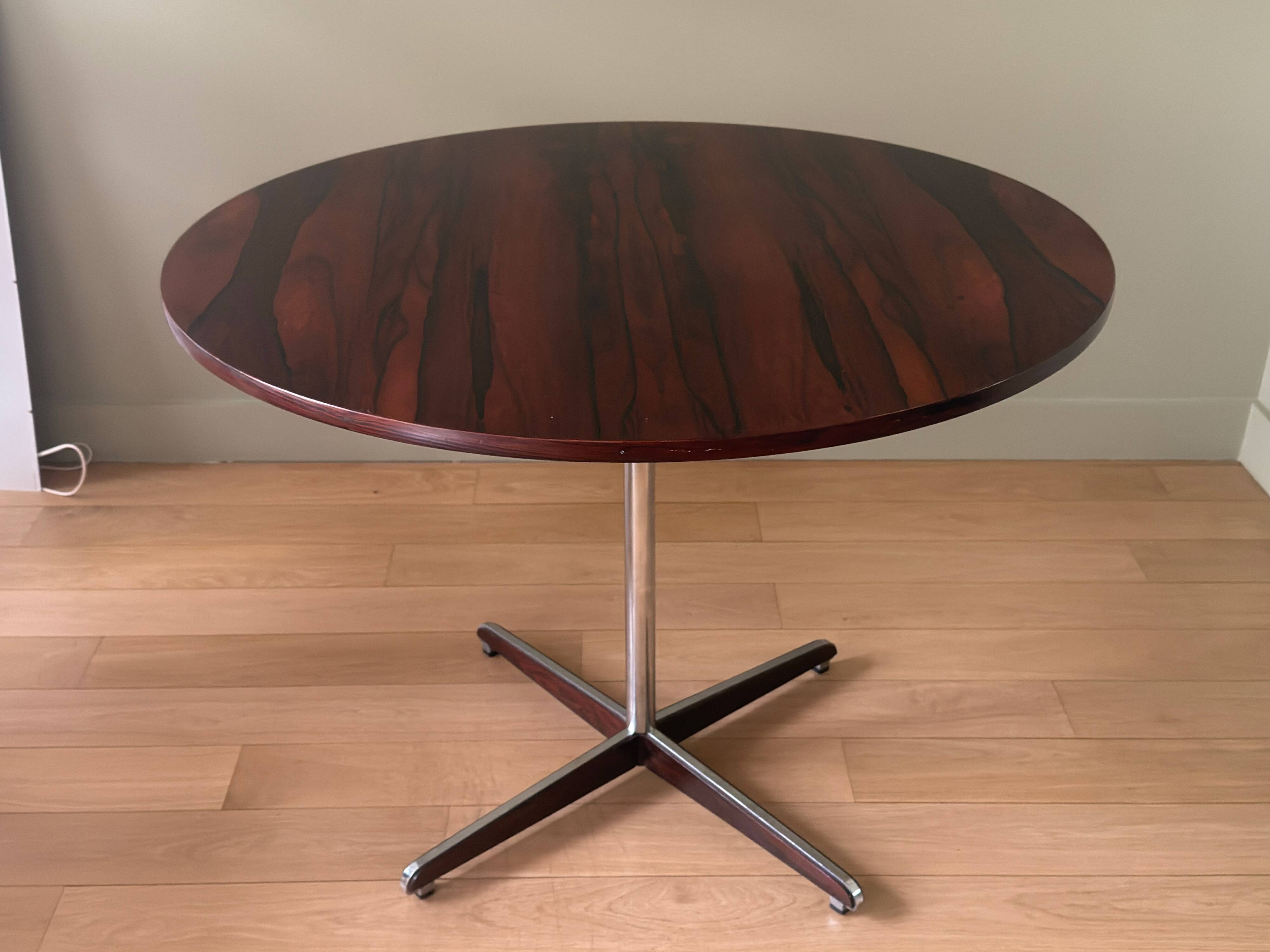 Round table in varnished rosewood