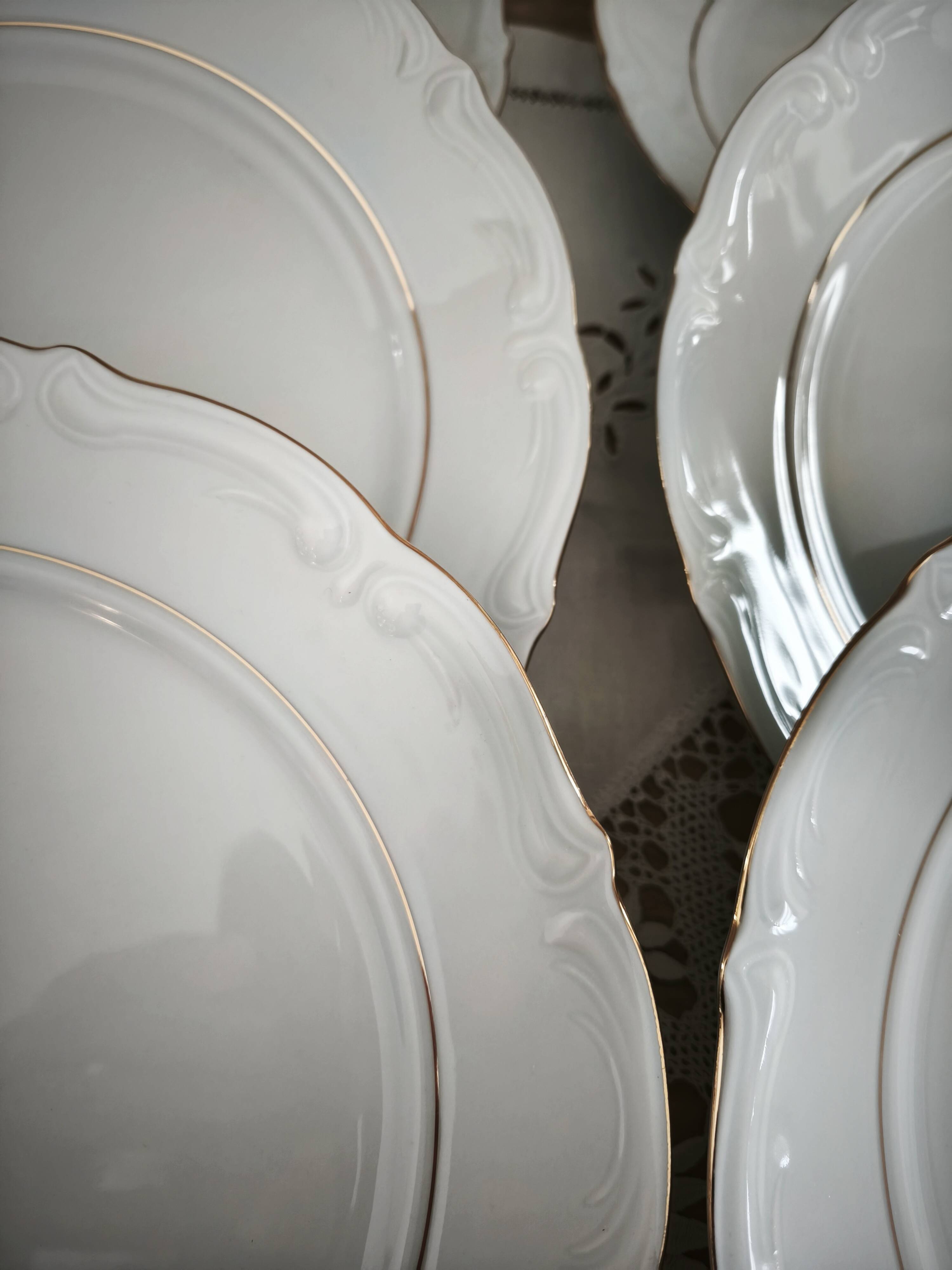 12 flat plates in porcelain with double gold rim.