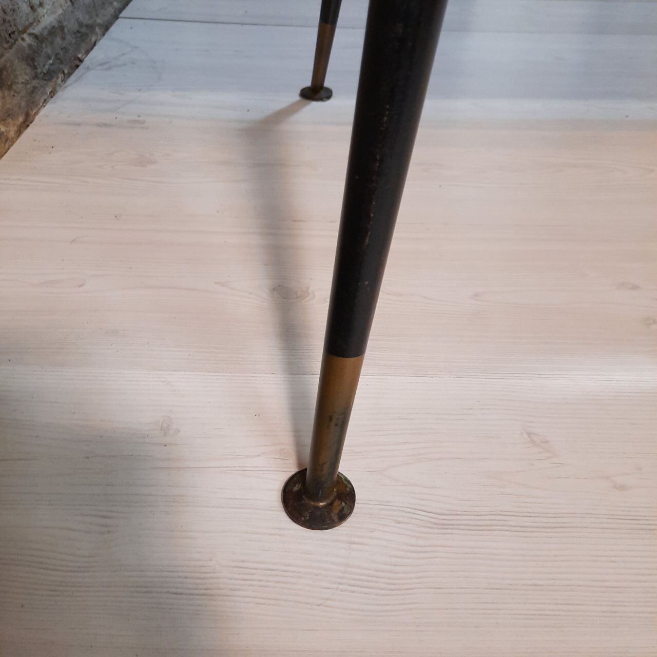 Dining table in teak wood and feet in painted metal.
