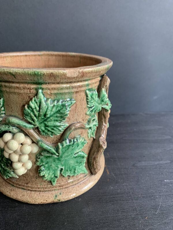 Grand pot en barbotine à décor de vignes du 19e siècle