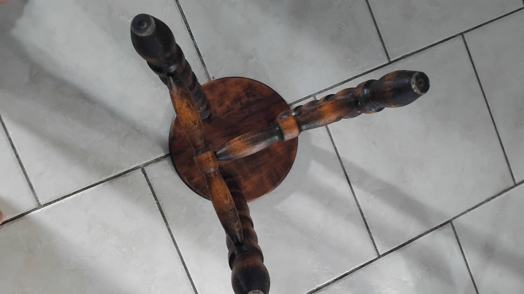 Ancien petit tabouret tripode bois massif vintage ferme