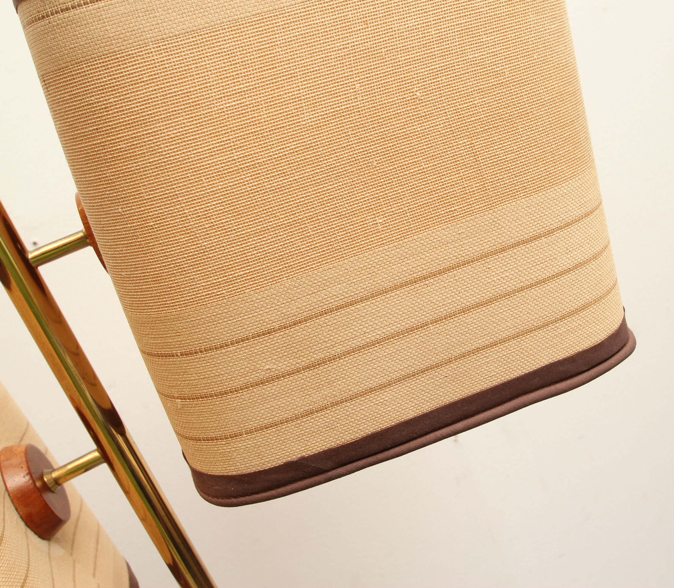 Lampadaire des années 1960 en teck et laiton