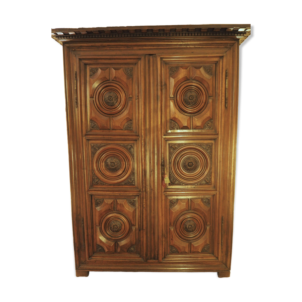 Armoire ancienne Louis XV – Noyer massif sculpté – Certificat d’expertise — Beyit