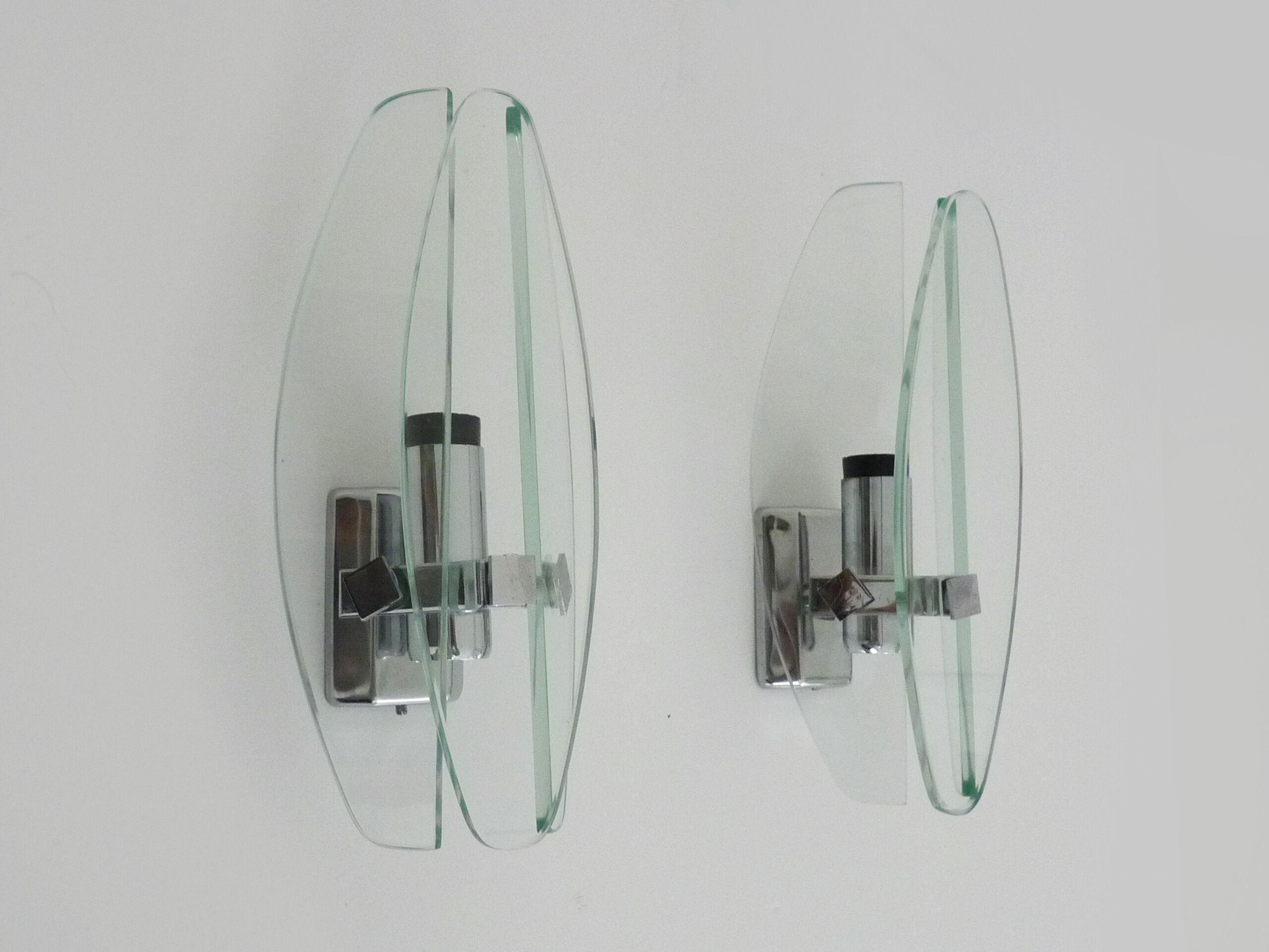Paire d'appliques italienne Veca en verre bleuté et chrome, simple feux. Années 70
