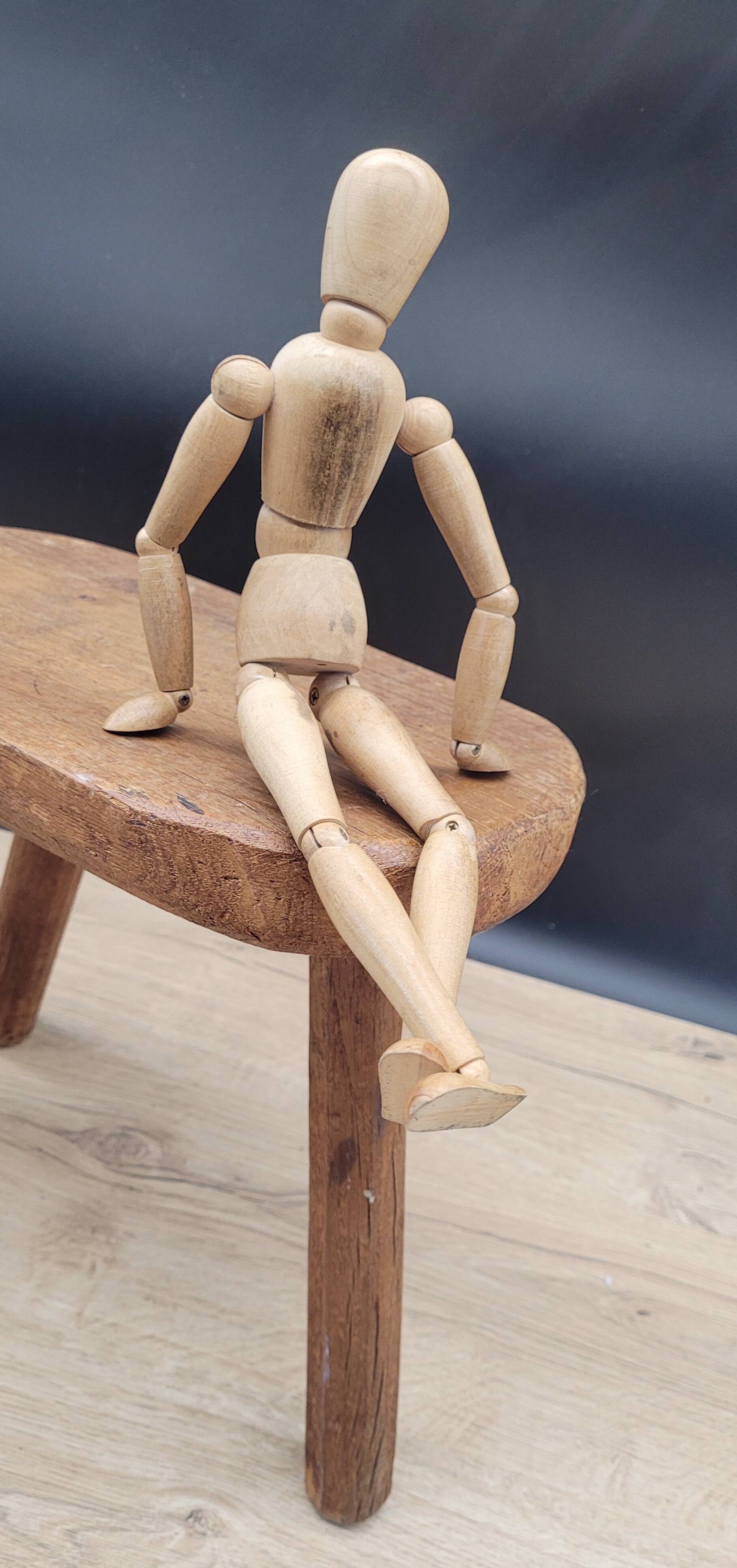 Tabouret tripode brutaliste ovale