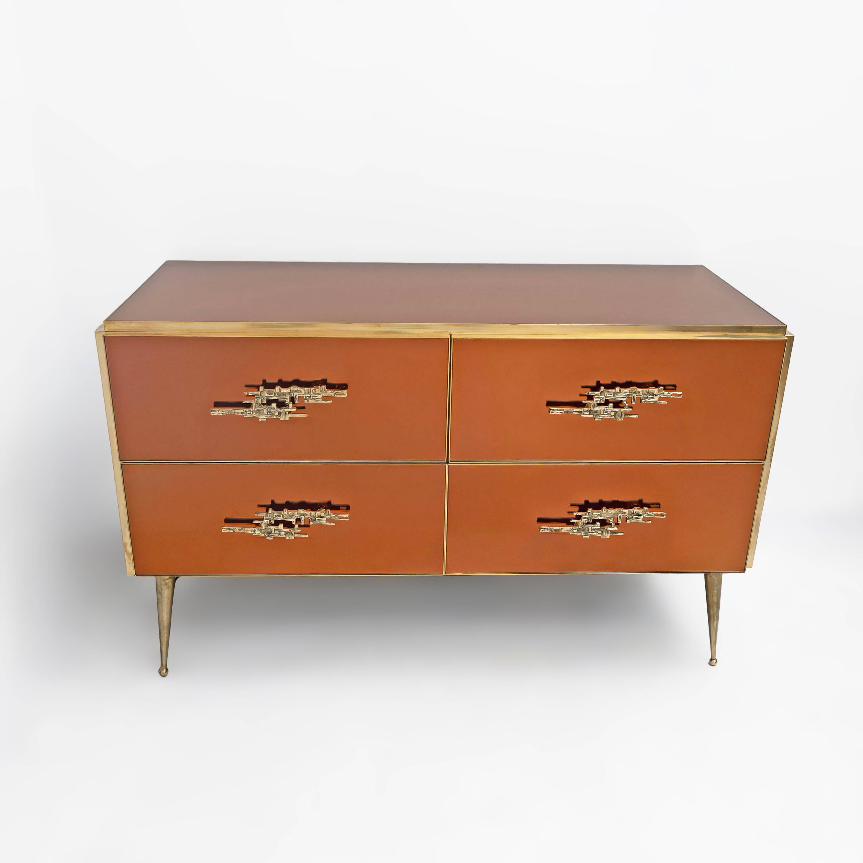 Commode en verre ambré avec détails en laiton, style mid-century modern