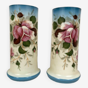 Paire de vases en opaline à décor émaillé, fin XIXe