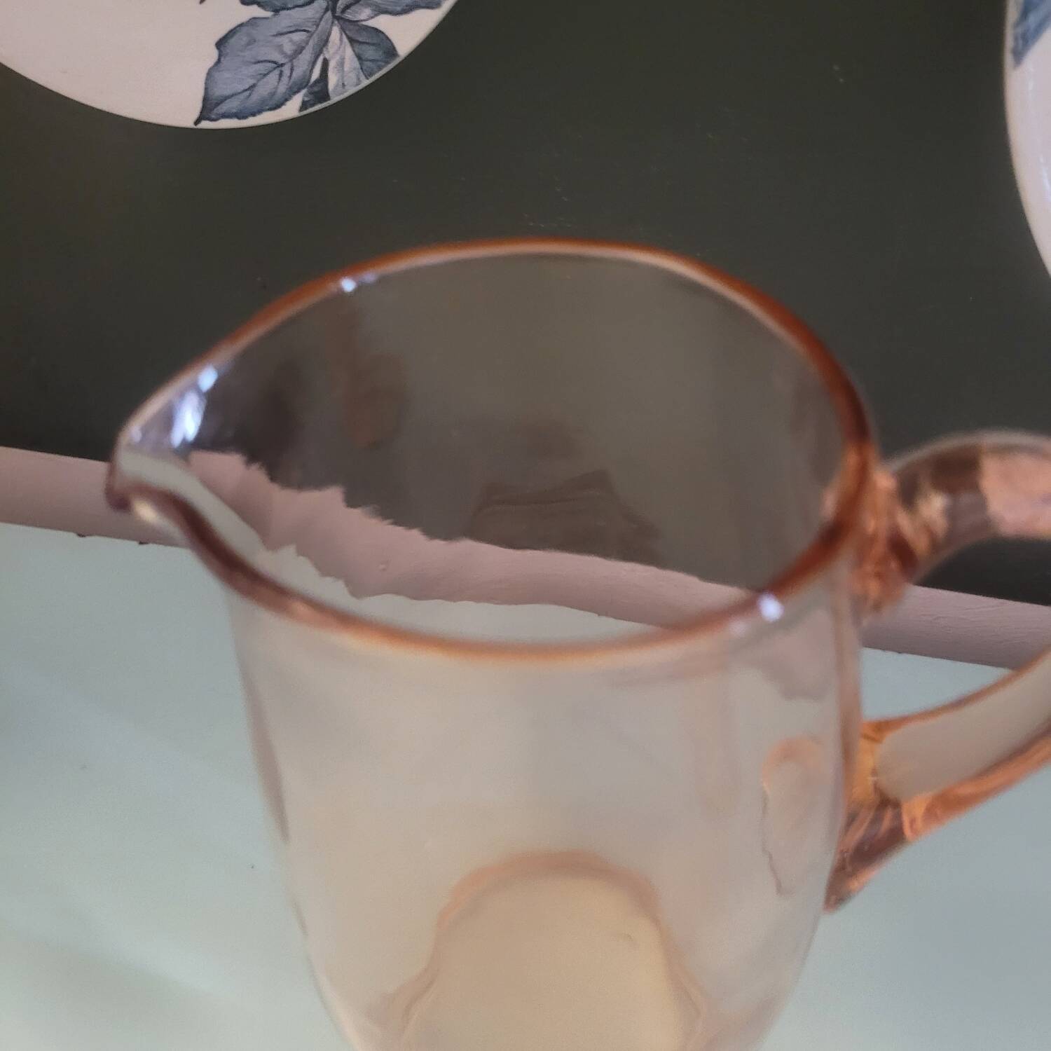 Pichet en verre soufflé rose, vers 1960
