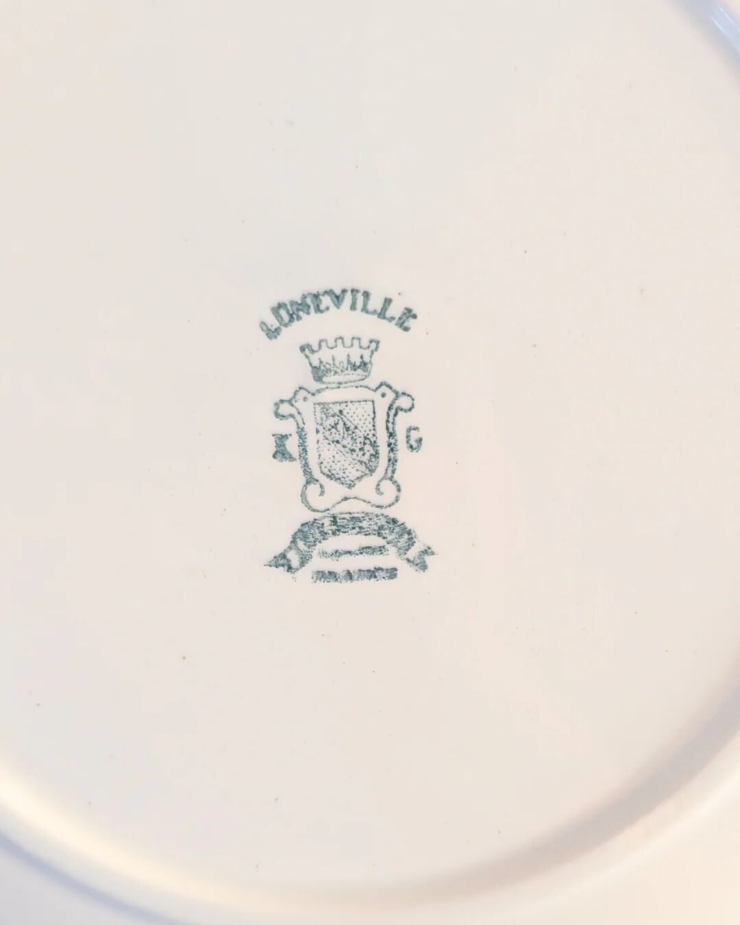 White ceramic twisted dinnerware set