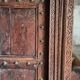 Porte ancienne avec décorations en laiton