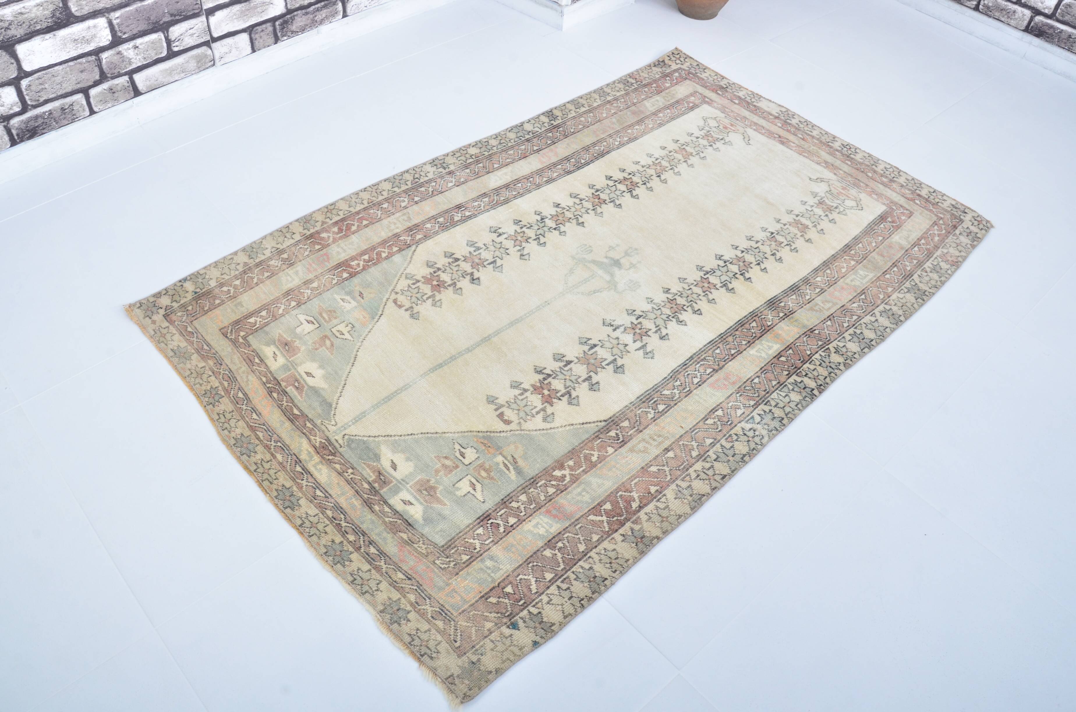 Tapis turc à motifs floraux beiges Oushak, référence 3085