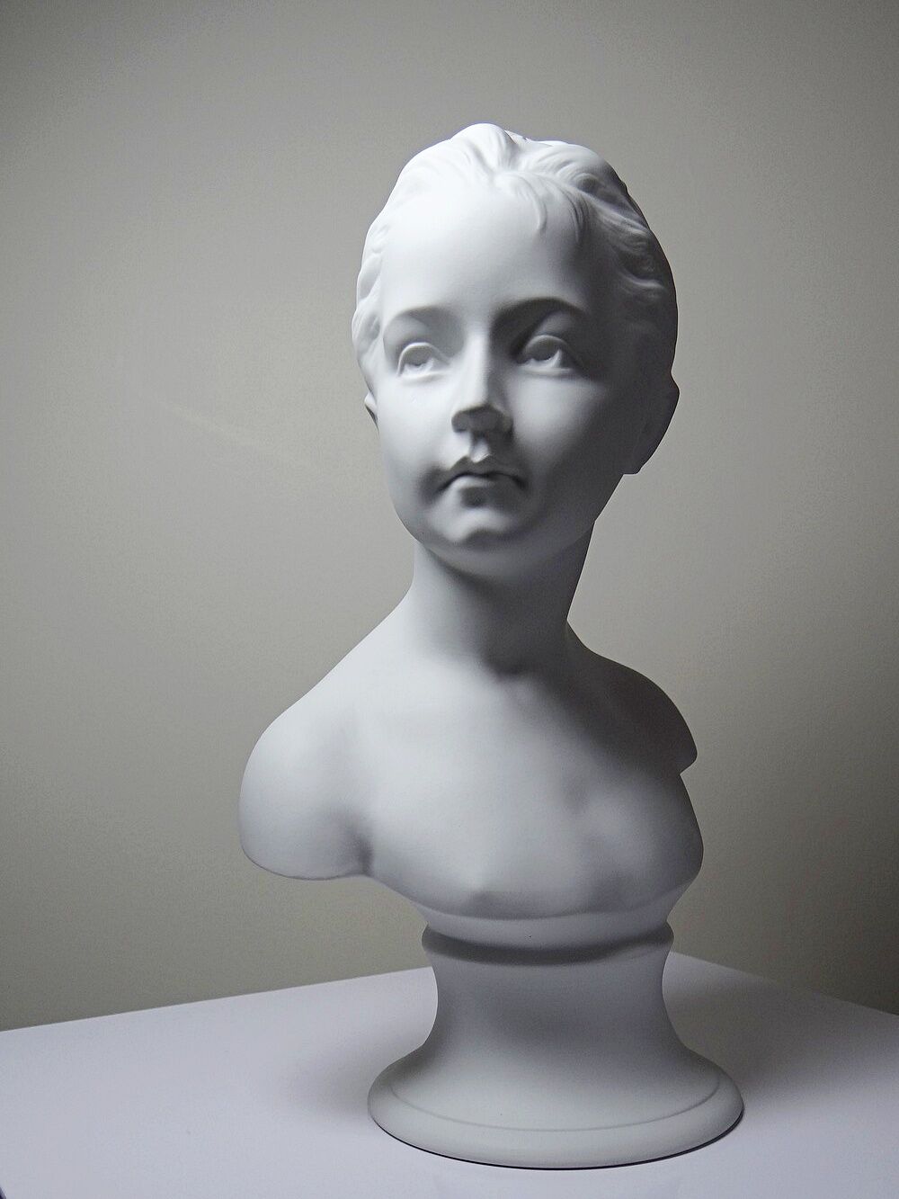Bust of Louise Brongniart after Houdon, white biscuit Tharaud Limoges 20th century.
