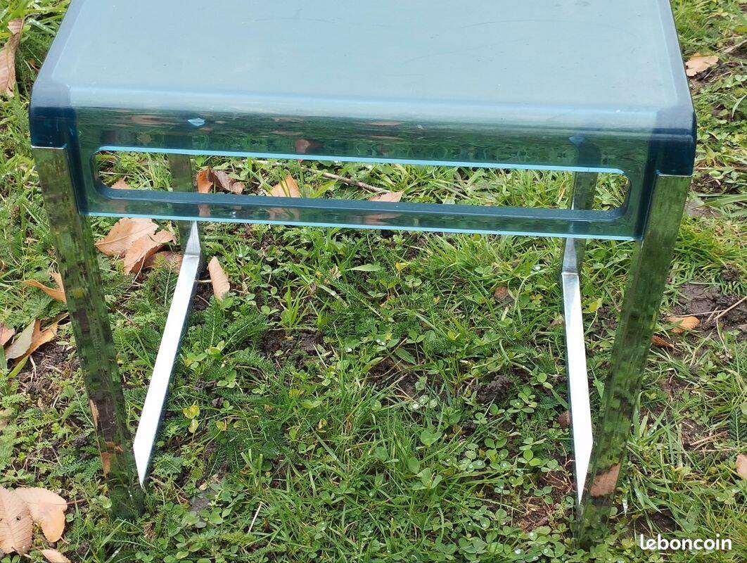 Table d’appoint vintage en plexiglas bleu et acier – Marc Berthier pour Prisunic