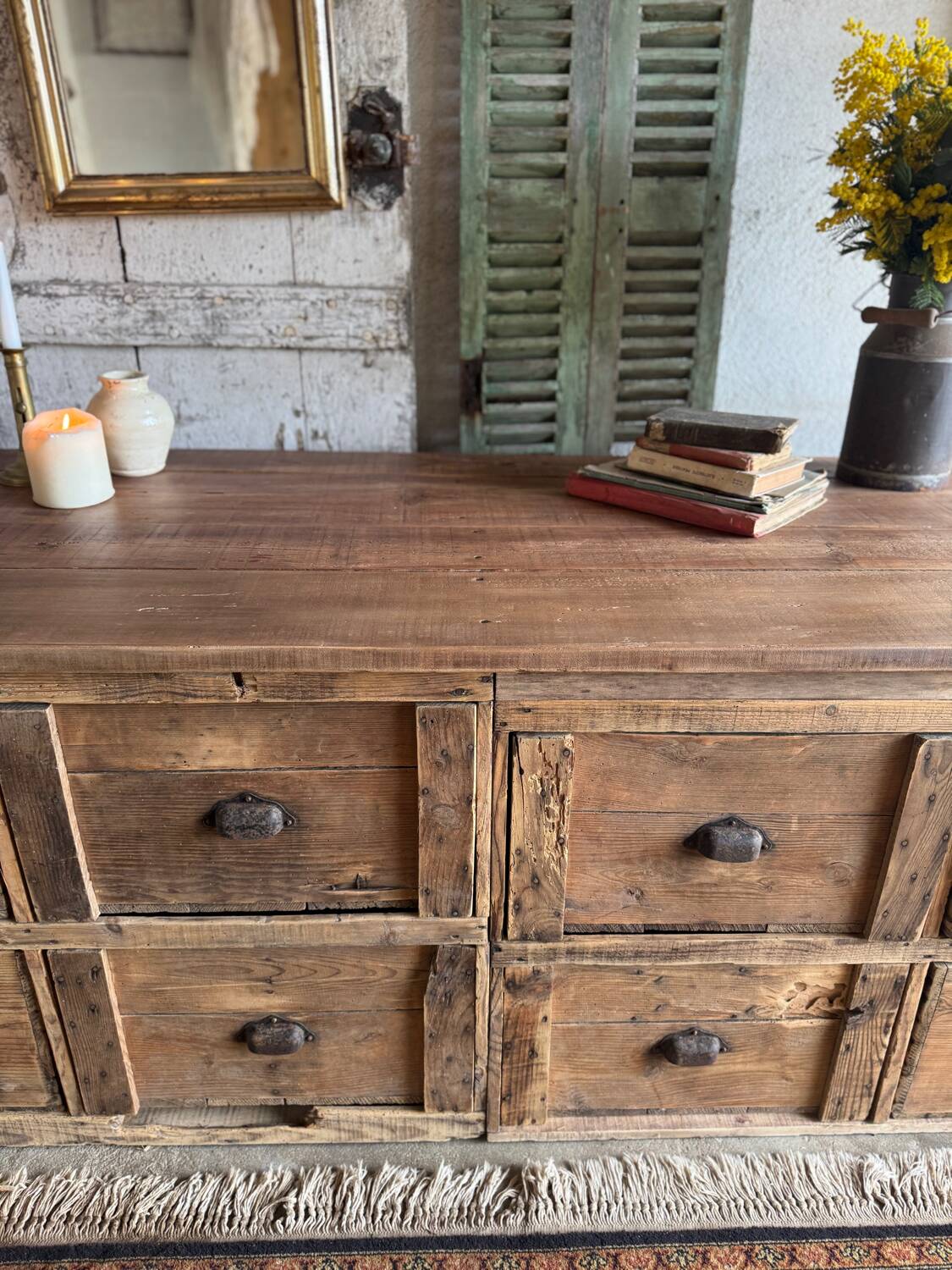 The workshop cabinet with 8 drawers.