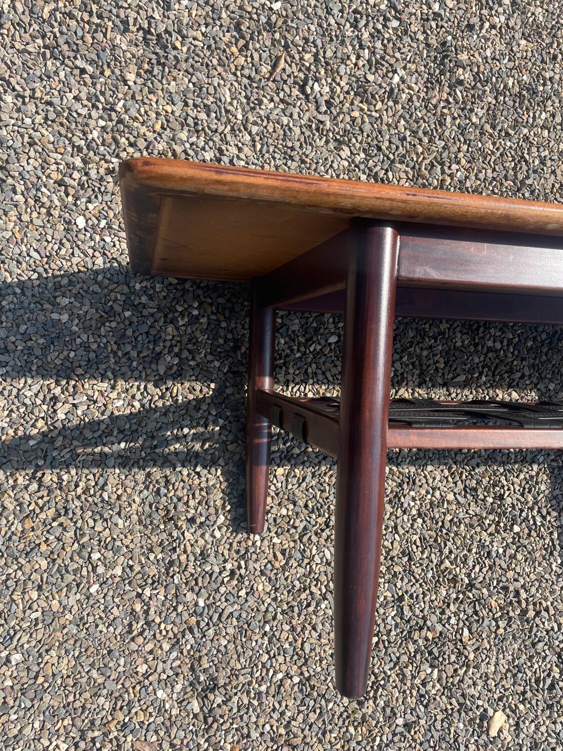 Table en palissandre Topform. Table basse vintage. Sangles en cuir