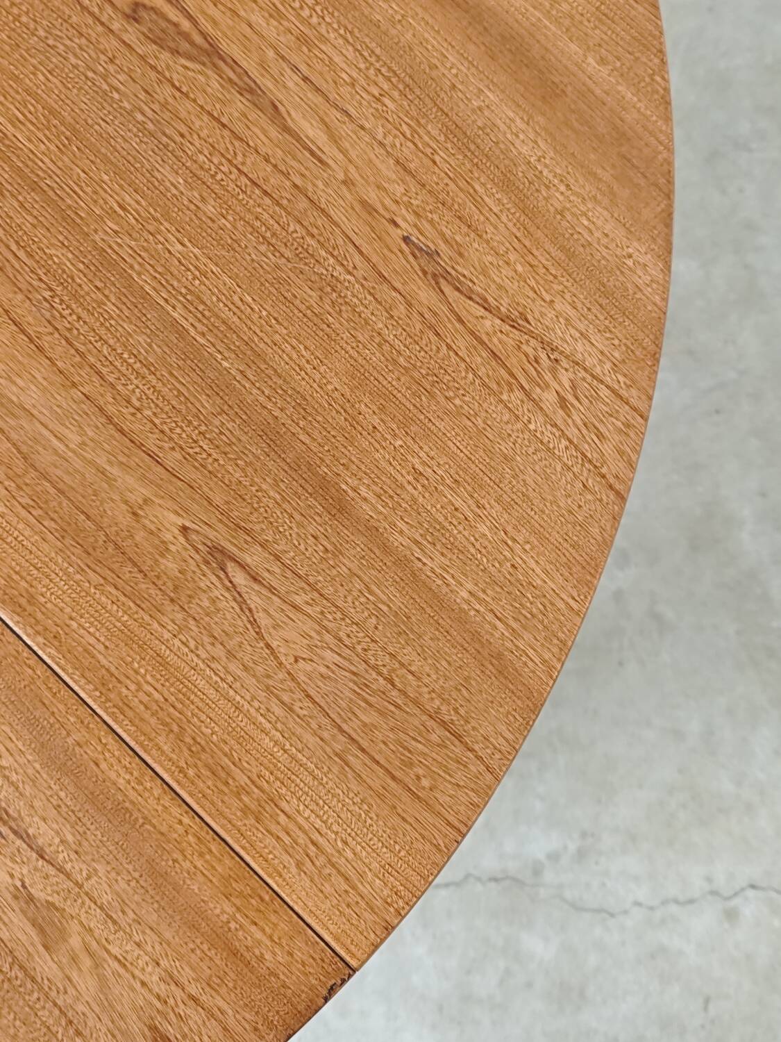 Extendable table with integrated Scandinavian style Self