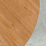 Extendable table with integrated Scandinavian style Self