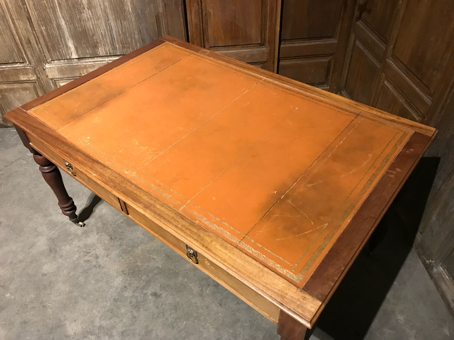 English desk table